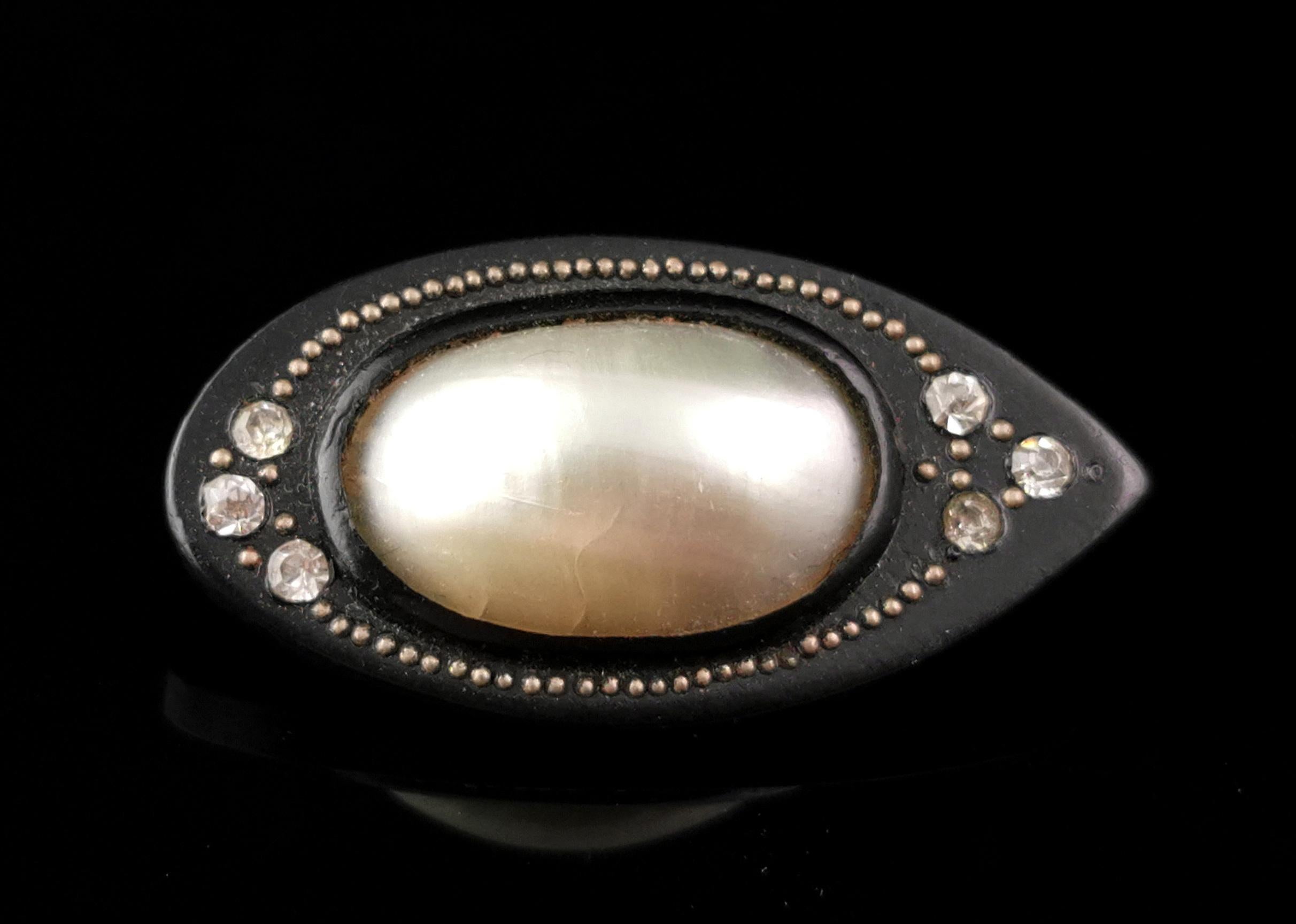 Antique Victorian Coque de Perle eye brooch, Whitby Jet and paste  In Good Condition For Sale In NEWARK, GB