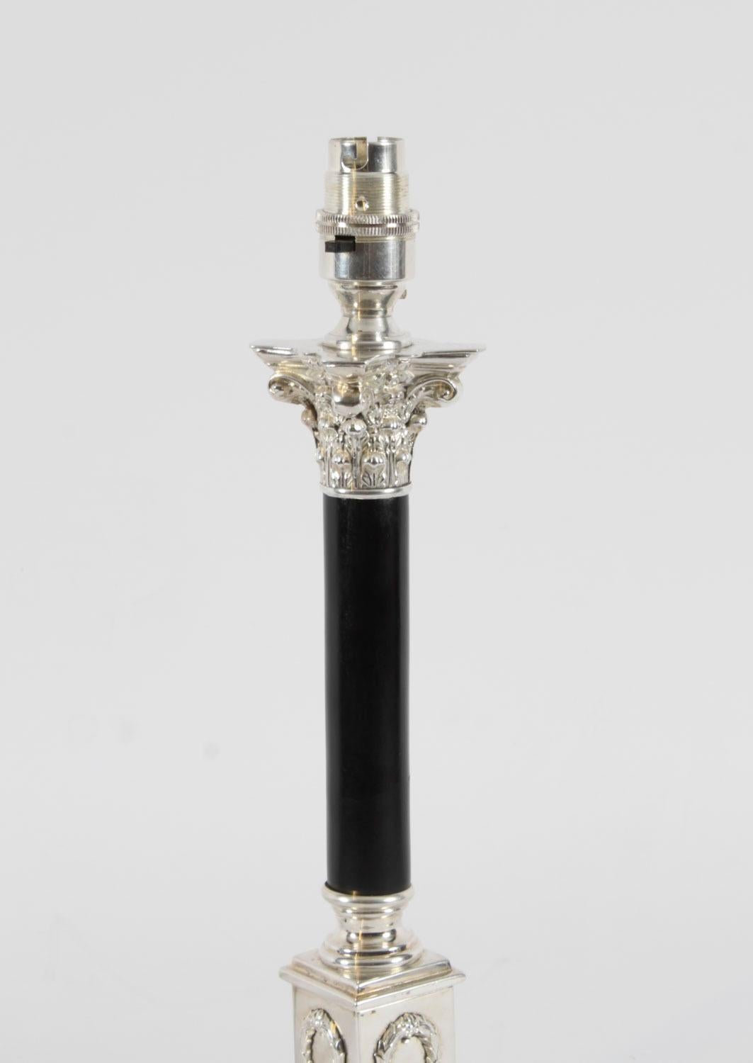 Ancienne lampe de table victorienne corinthienne à colonne en métal argenté 19ème siècle en vente 4