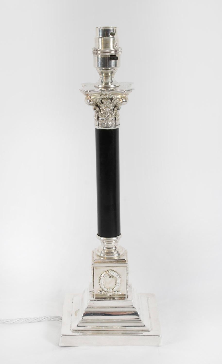 Il s'agit d'une grande et splendide lampe à huile de table victorienne à colonne corinthienne argentée, aujourd'hui convertie à l'électricité, datant d'environ 1870.

Cette opulente lampe de table ancienne présente un élégant chapiteau corinthien
