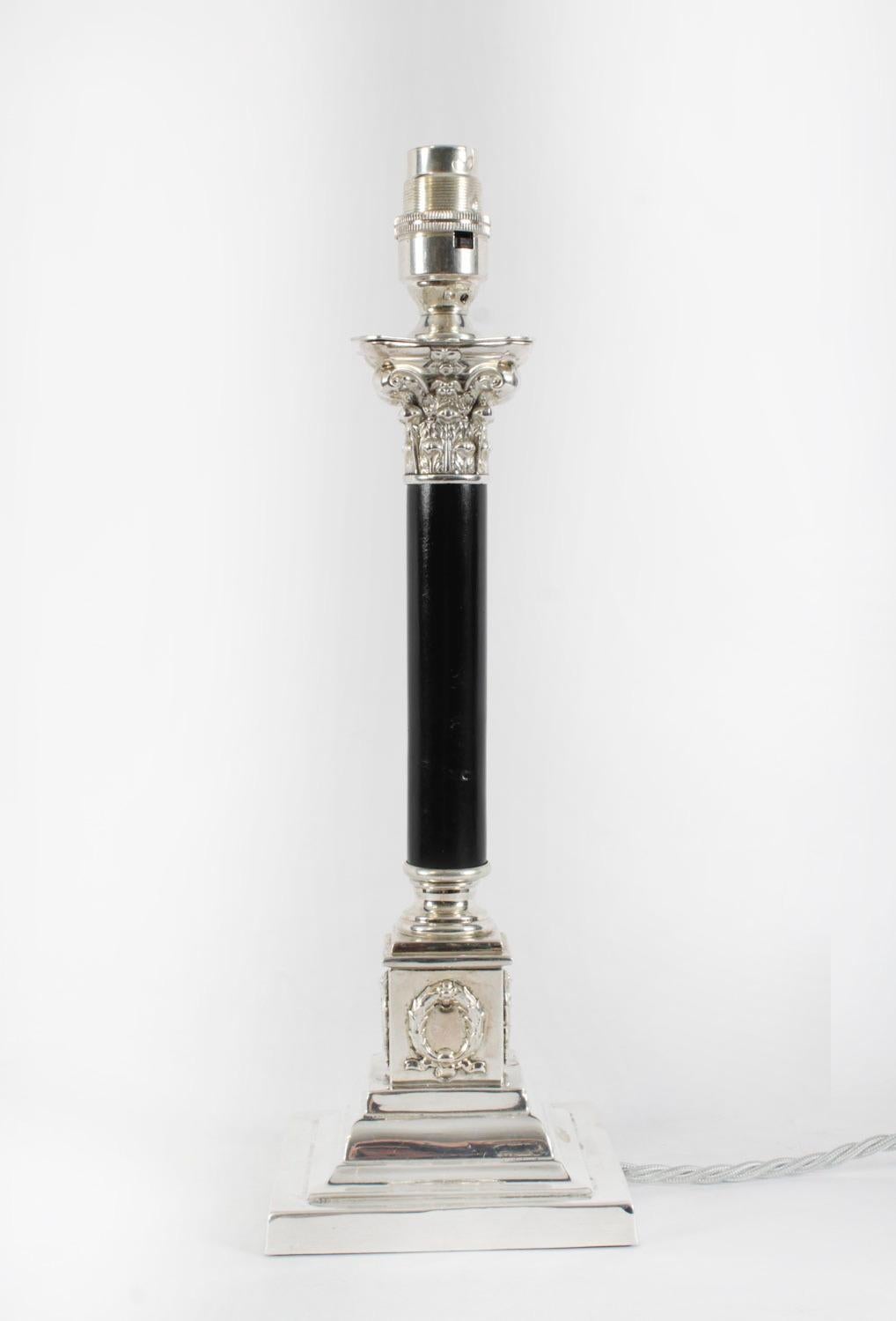 Victorien Ancienne lampe de table victorienne corinthienne à colonne en métal argenté 19ème siècle en vente