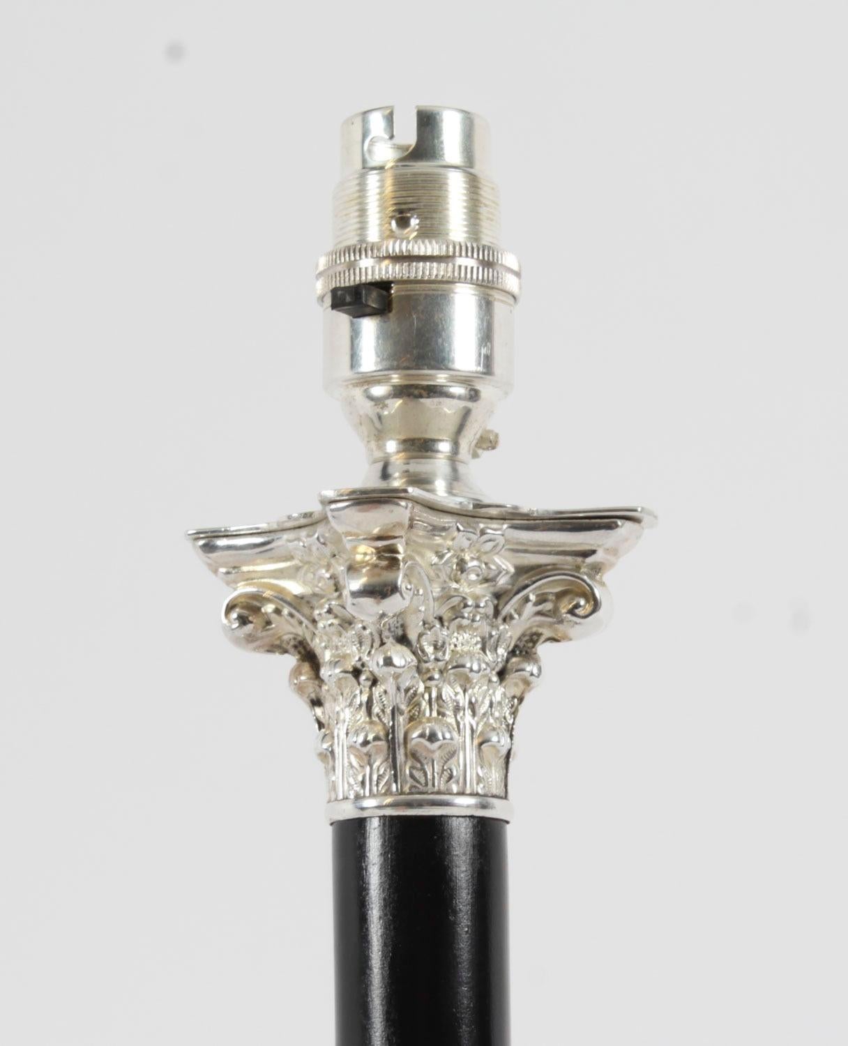 Anglais Ancienne lampe de table victorienne corinthienne à colonne en métal argenté 19ème siècle en vente