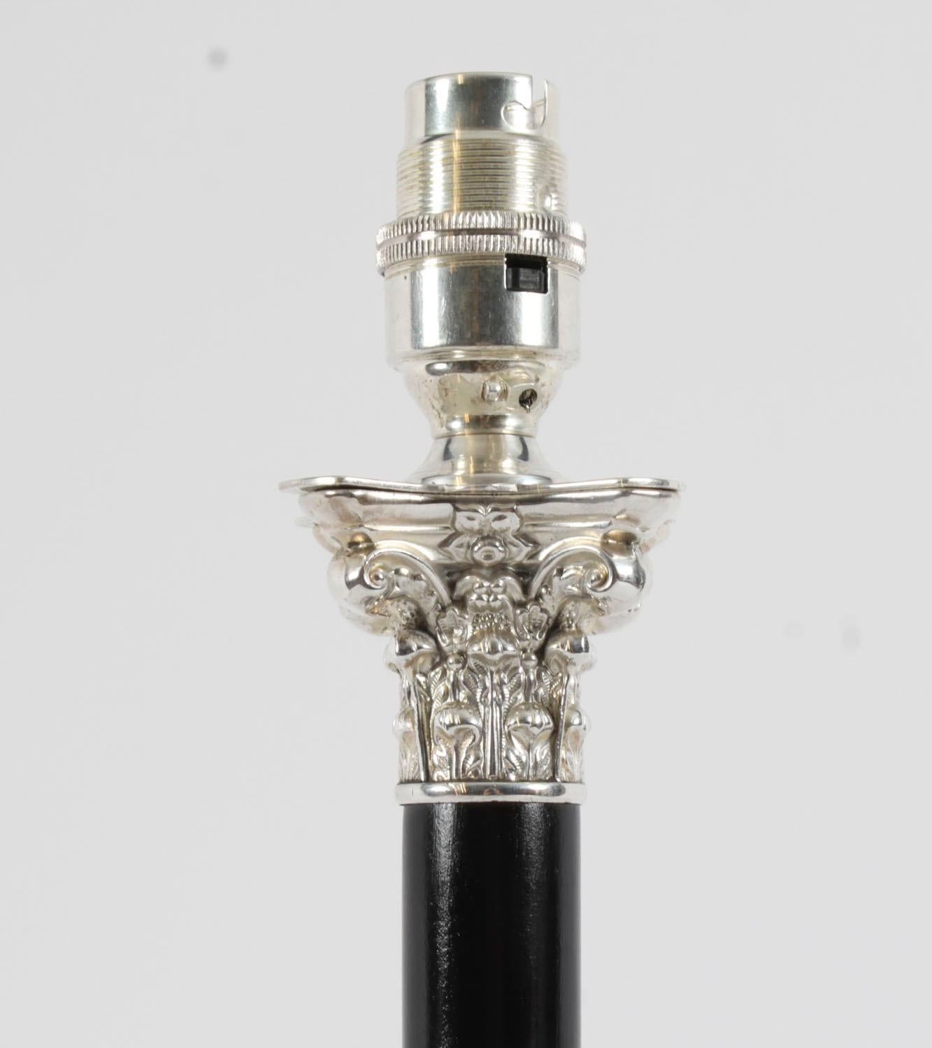 Fin du XIXe siècle Ancienne lampe de table victorienne corinthienne à colonne en métal argenté 19ème siècle en vente