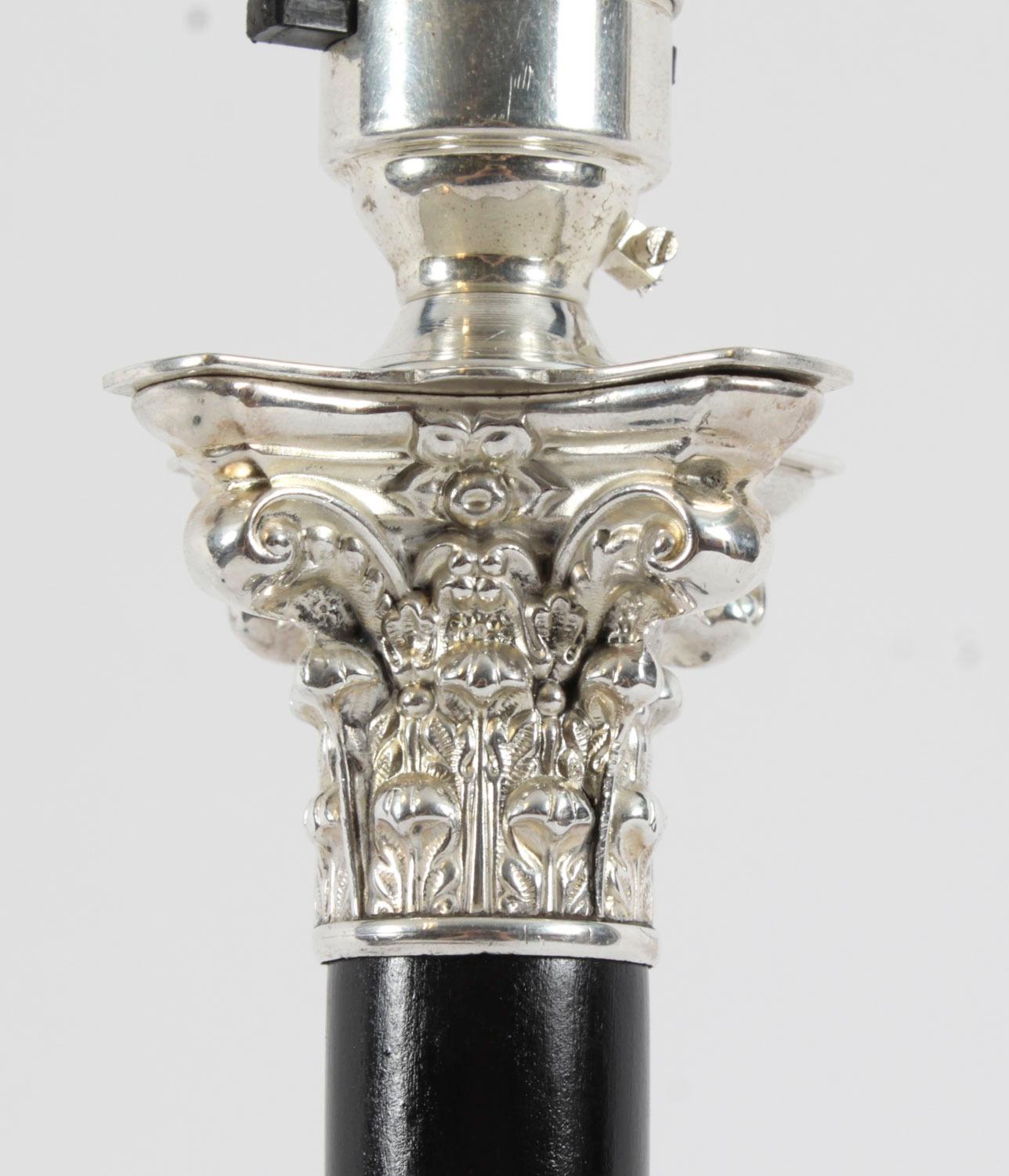 Argent Ancienne lampe de table victorienne corinthienne à colonne en métal argenté 19ème siècle en vente