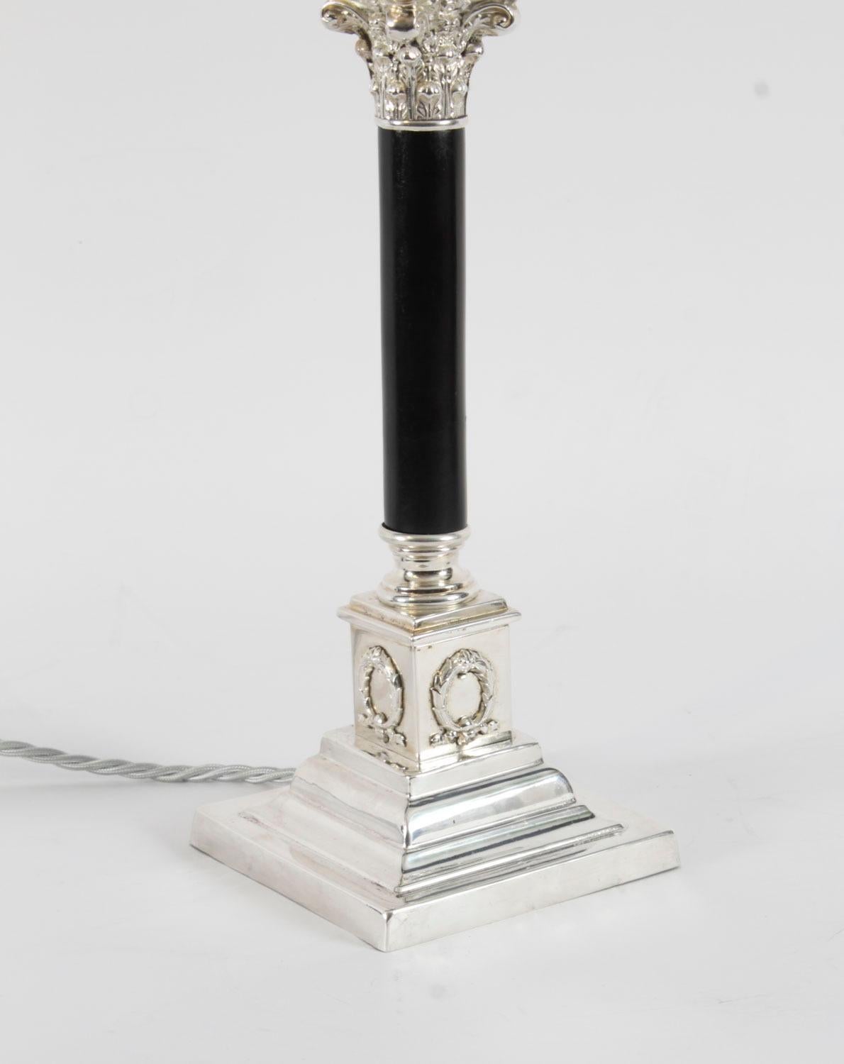 Ancienne lampe de table victorienne corinthienne à colonne en métal argenté 19ème siècle en vente 1