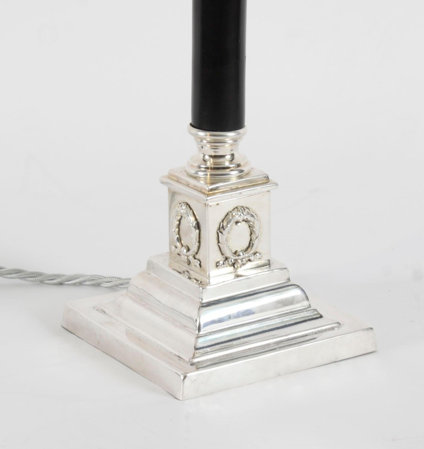 Ancienne lampe de table victorienne corinthienne à colonne en métal argenté 19ème siècle en vente 2