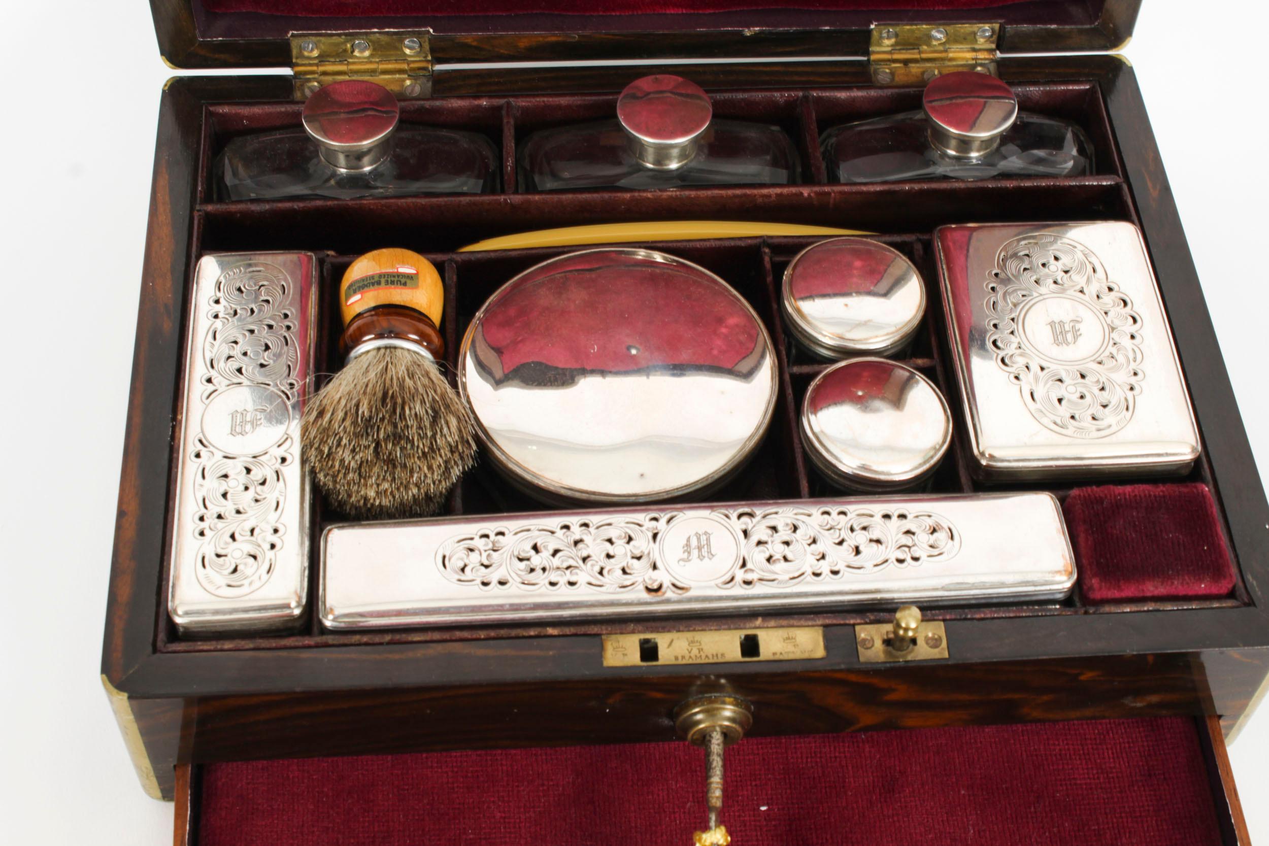 Antique Victorian Coromandel Gentleman's Travelling Vanity Case 19th C In Good Condition For Sale In London, GB