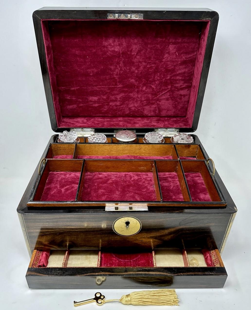 XIXe siècle Antiquité Victorienne Coromandel Wooden Lady's Gentlemans Vanity Jewelry Casket Box  en vente
