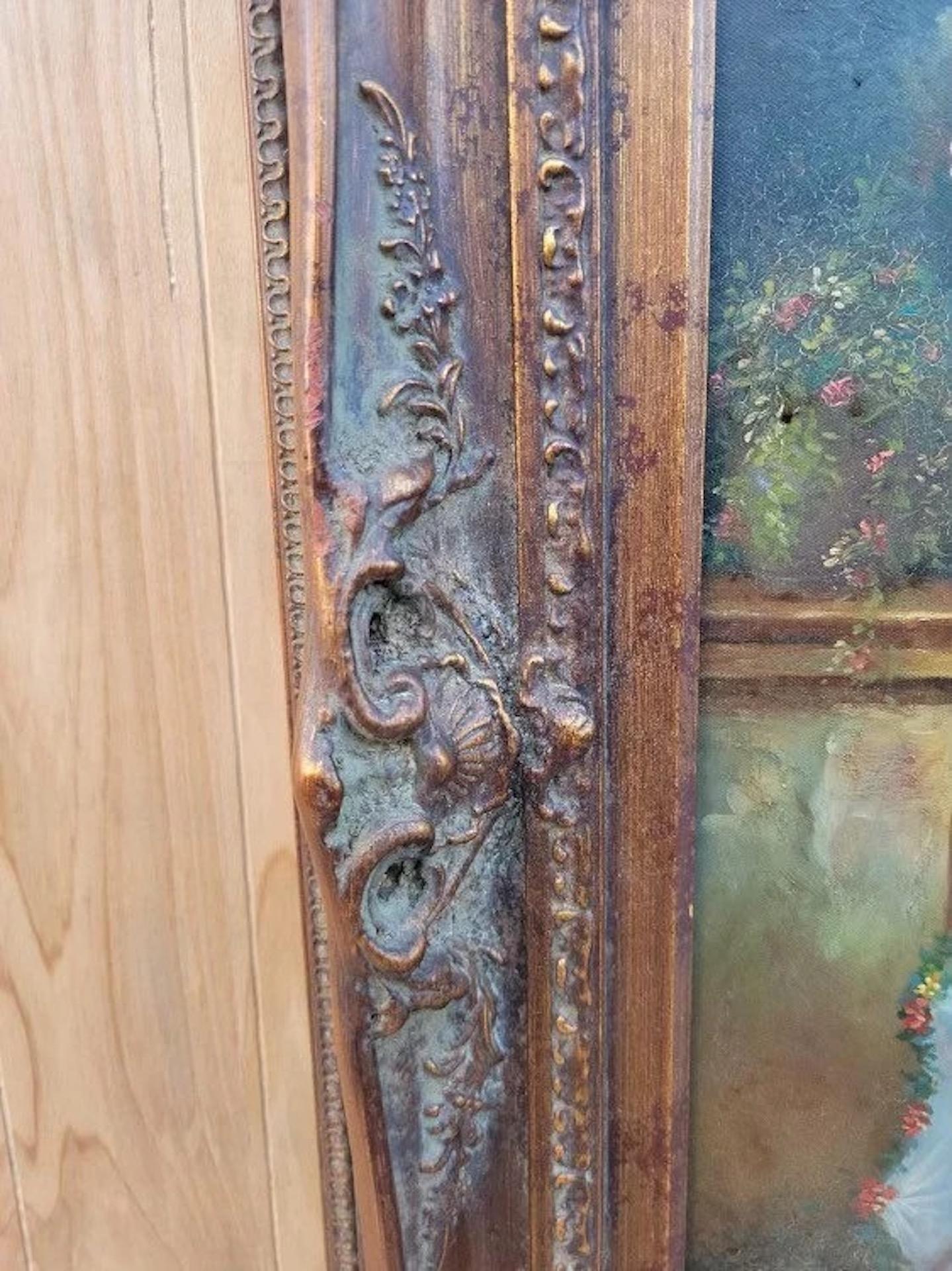 Toile Peinture ancienne de scène de cour victorienne dans un cadre en bois sculpté et orné en vente