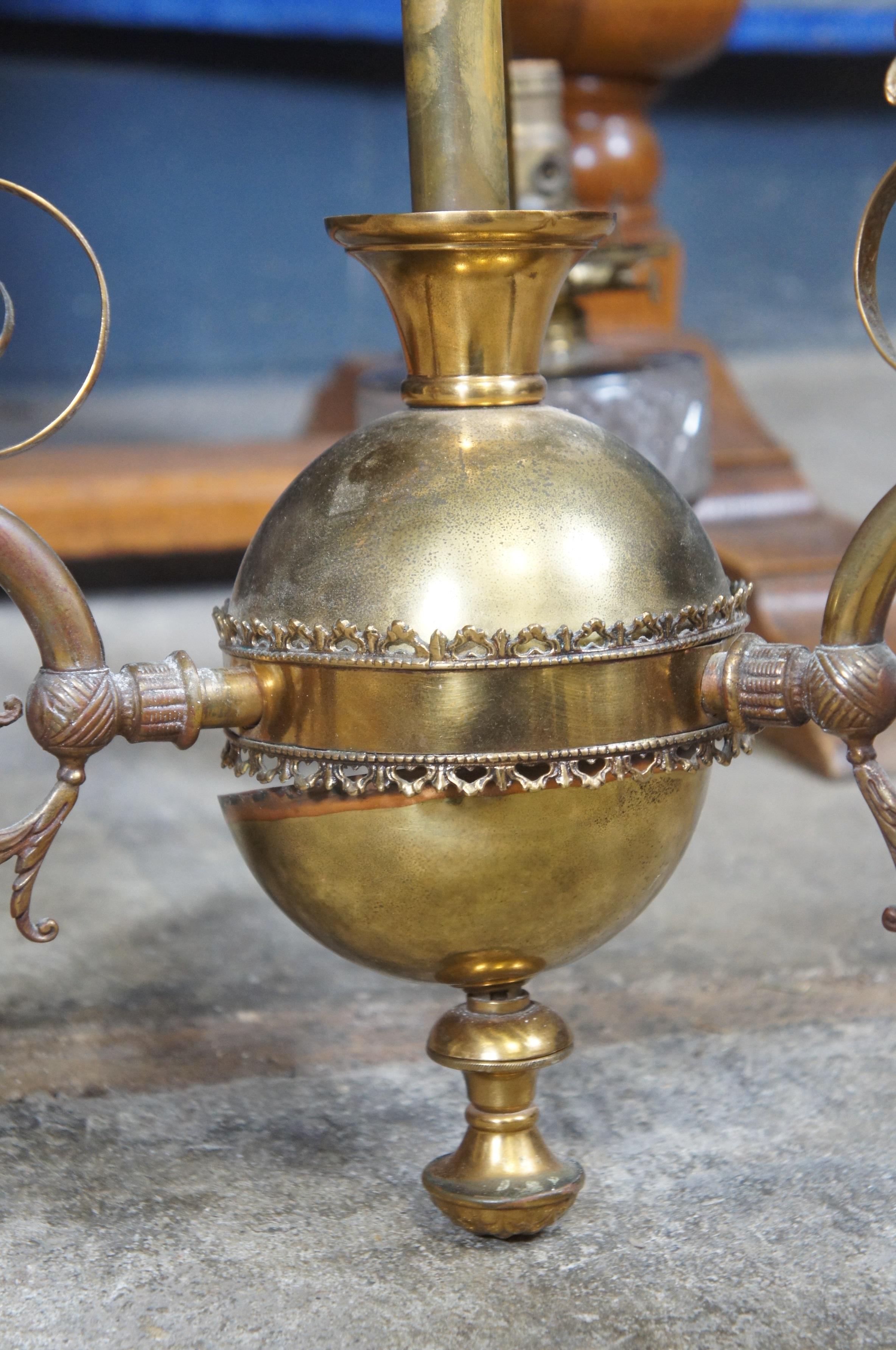 Lustre victorien ancien en laiton recouvert à trois bras de lampe à huile en verre 34