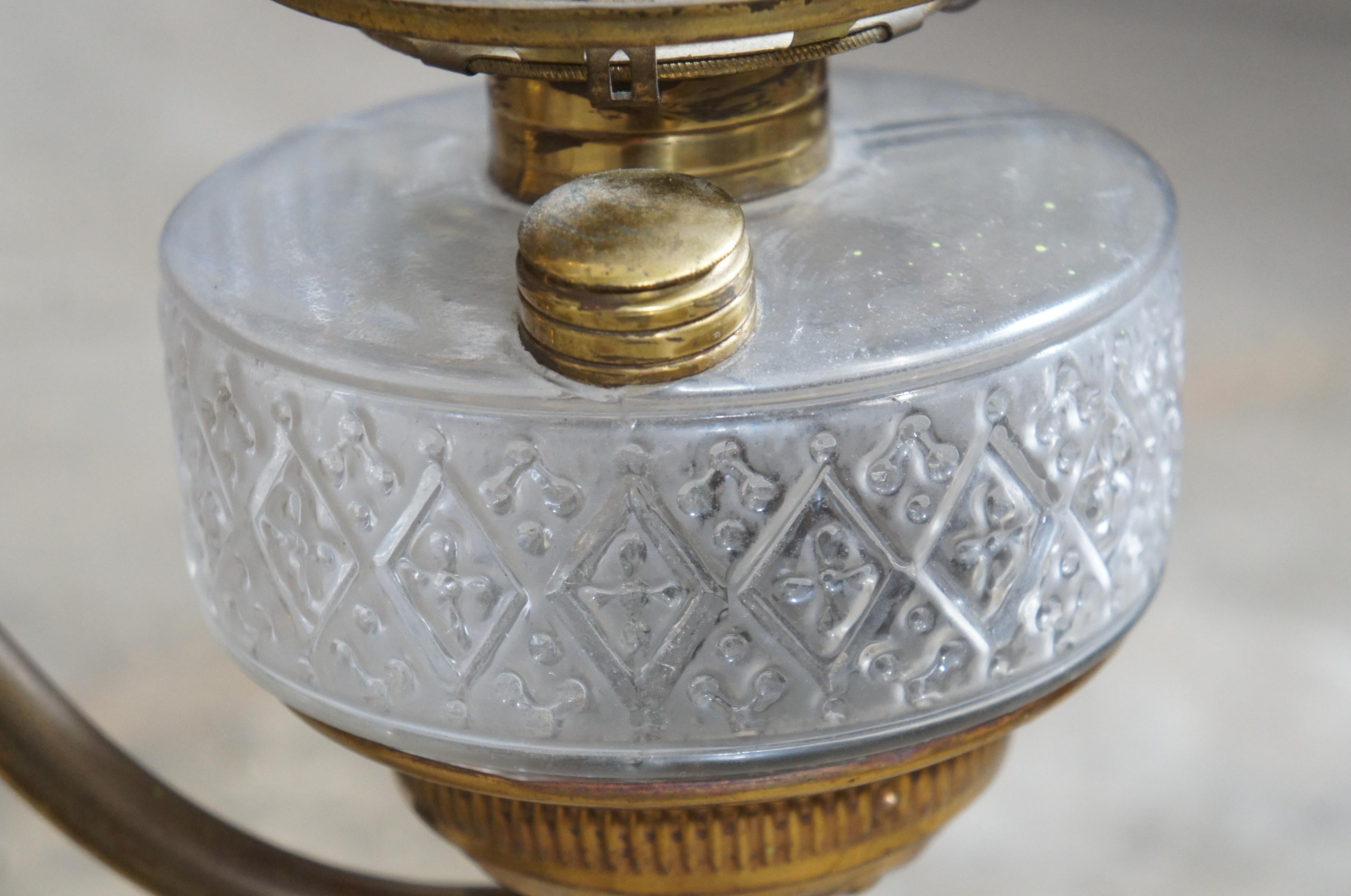 Lustre victorien ancien en laiton recouvert à trois bras de lampe à huile en verre 34