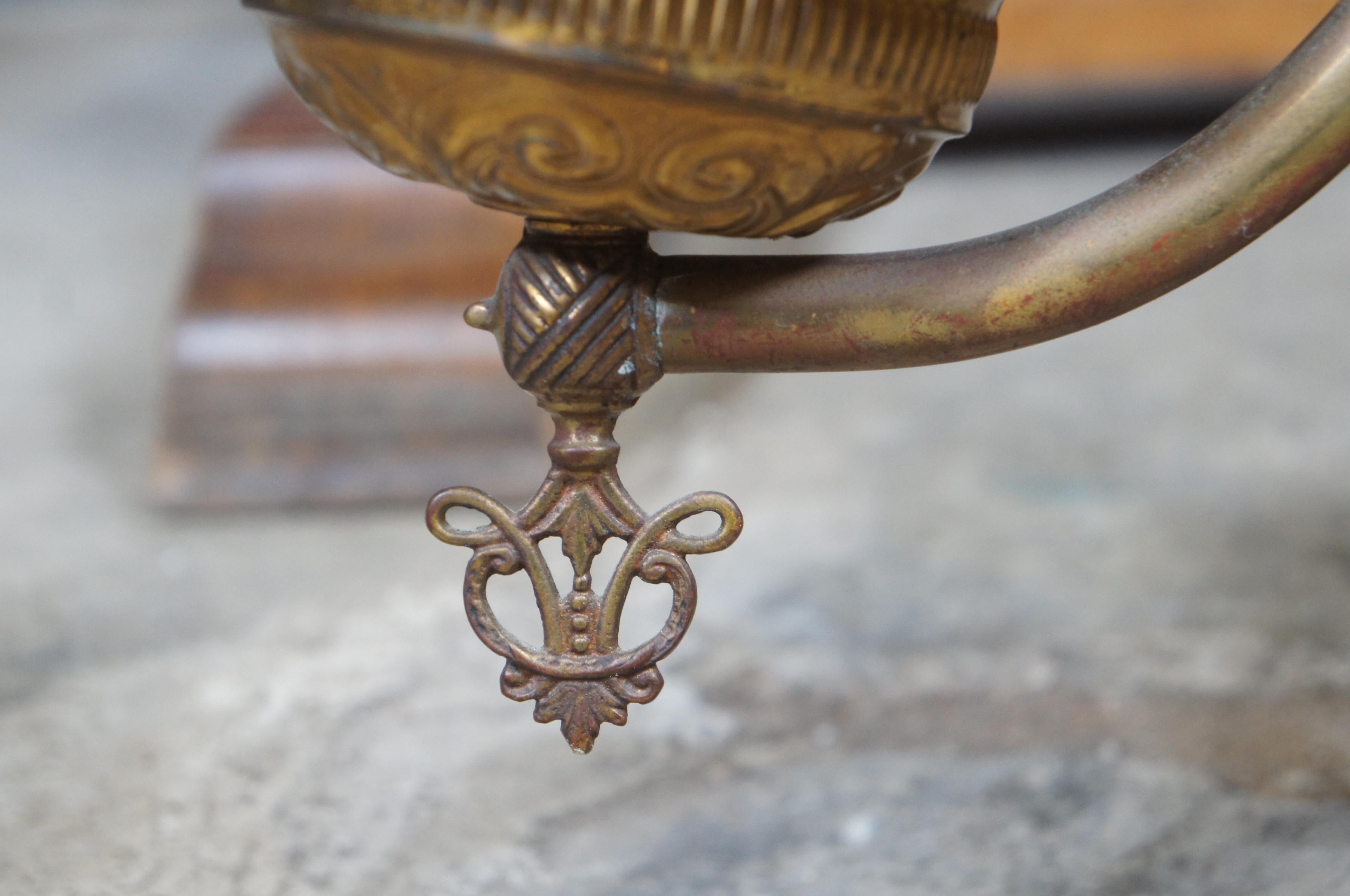 Lustre victorien ancien en laiton recouvert à trois bras de lampe à huile en verre 34