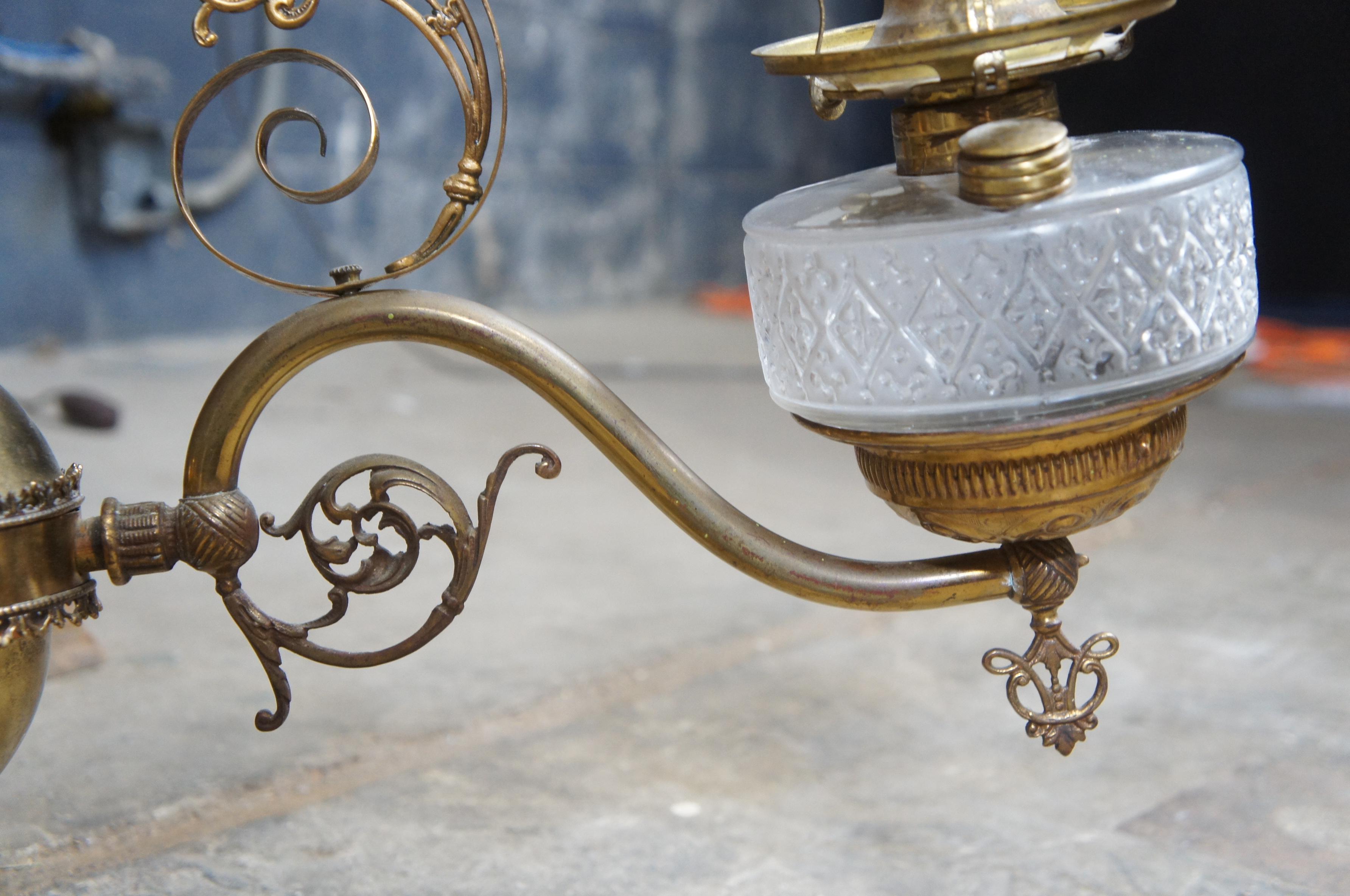 Lustre victorien ancien en laiton recouvert à trois bras de lampe à huile en verre 34