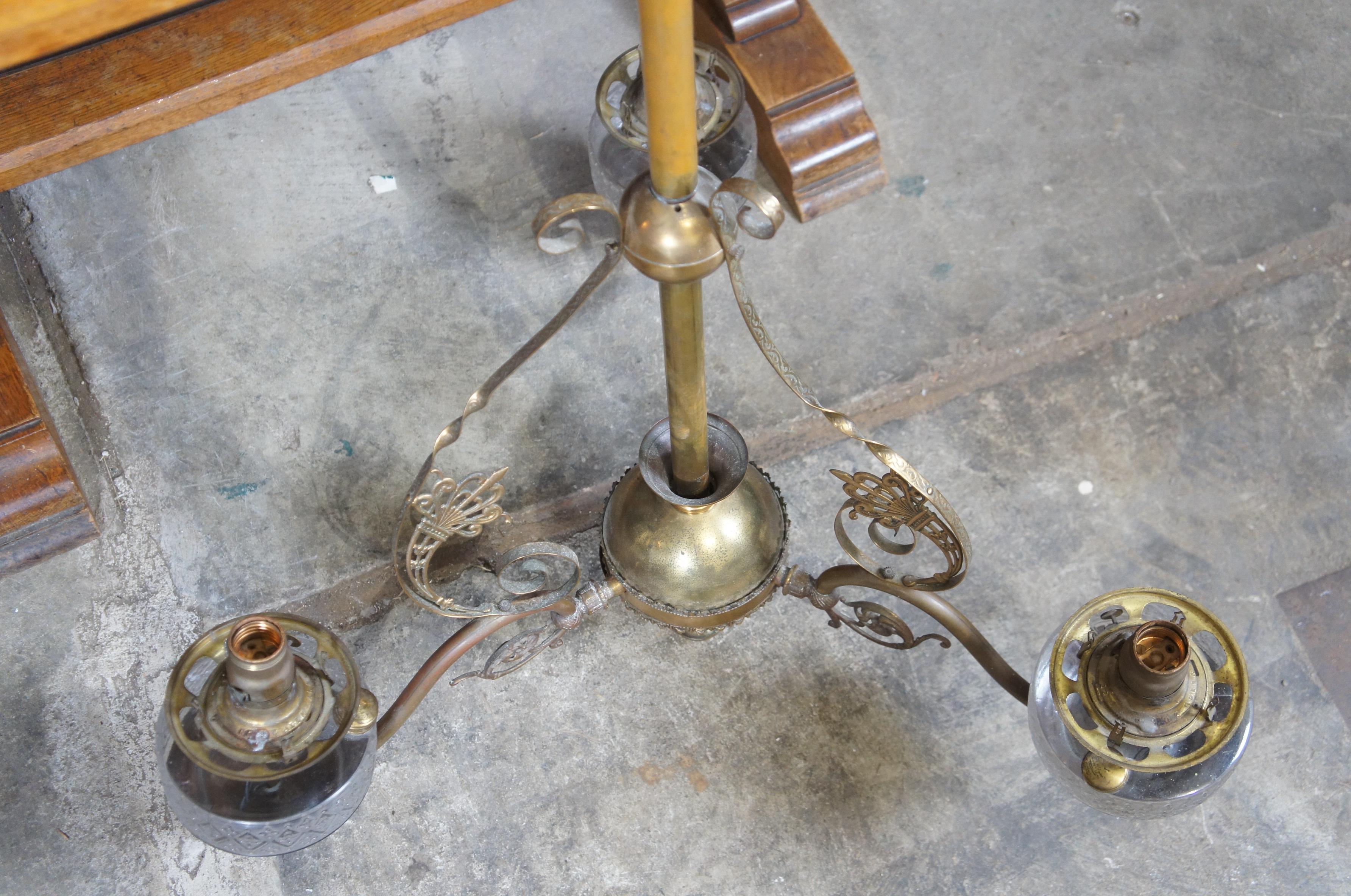 Lustre victorien ancien en laiton recouvert à trois bras de lampe à huile en verre 34