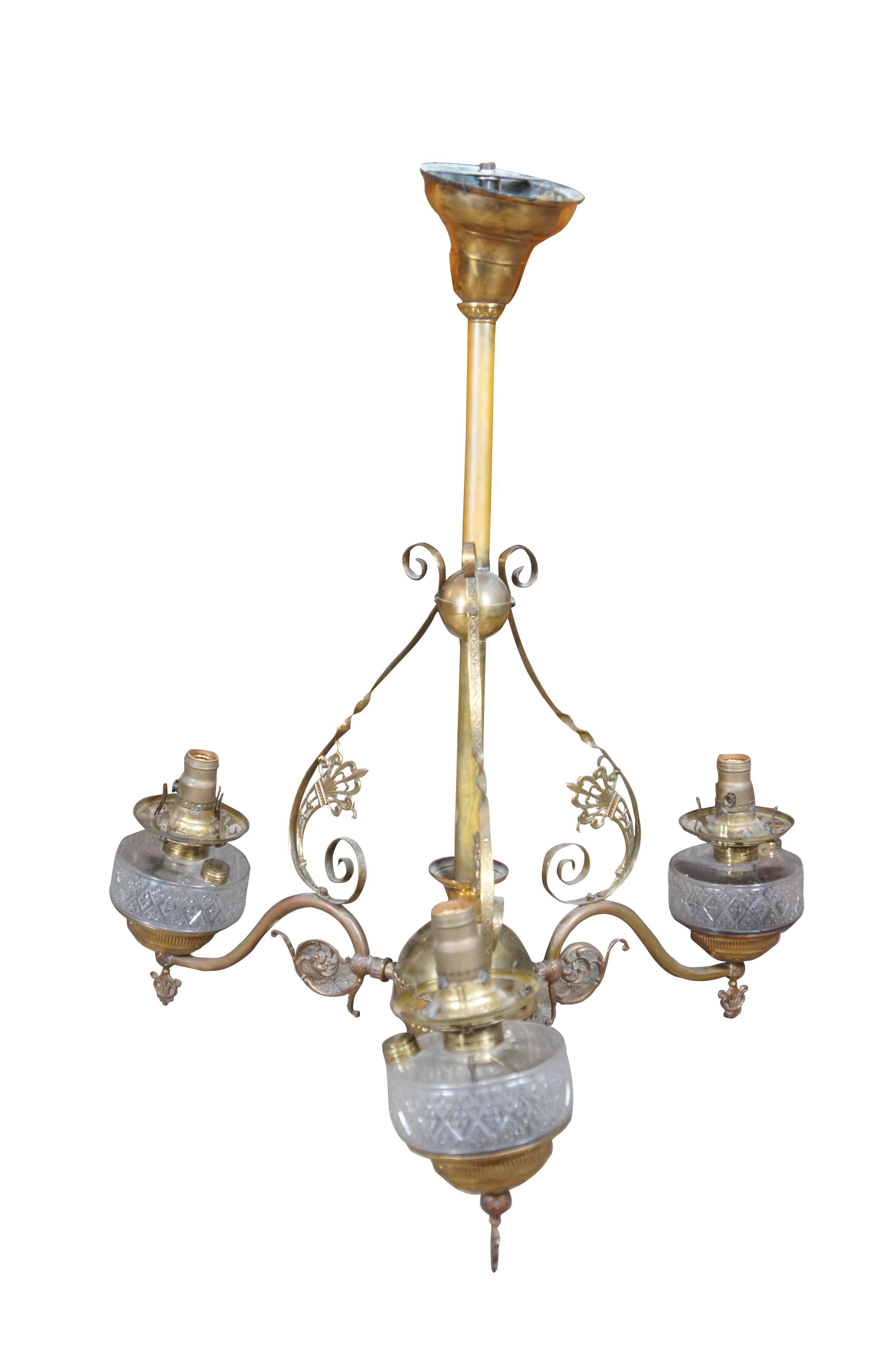 Victorien Lustre victorien ancien en laiton recouvert à trois bras de lampe à huile en verre 34