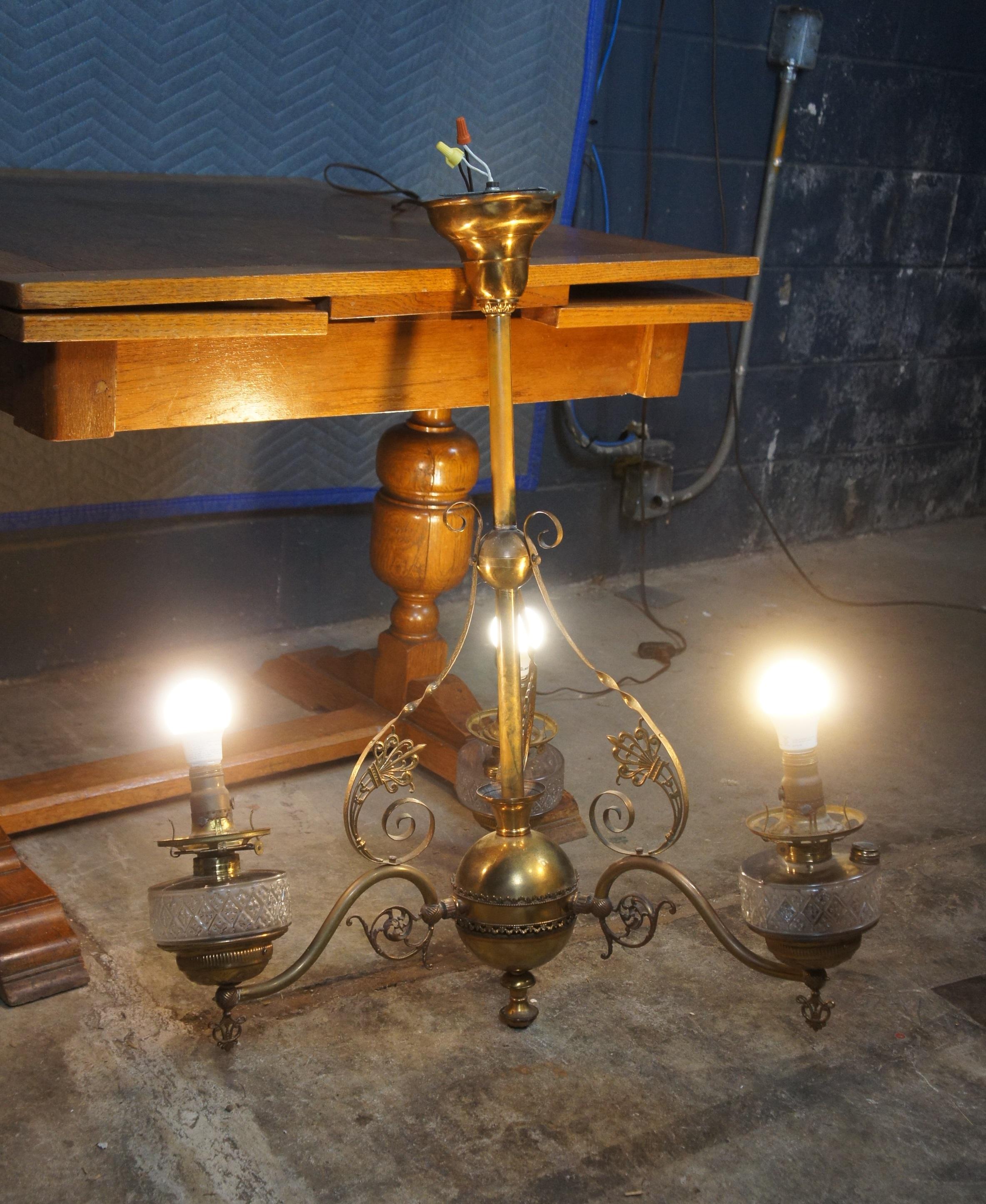 Lustre victorien ancien en laiton recouvert à trois bras de lampe à huile en verre 34