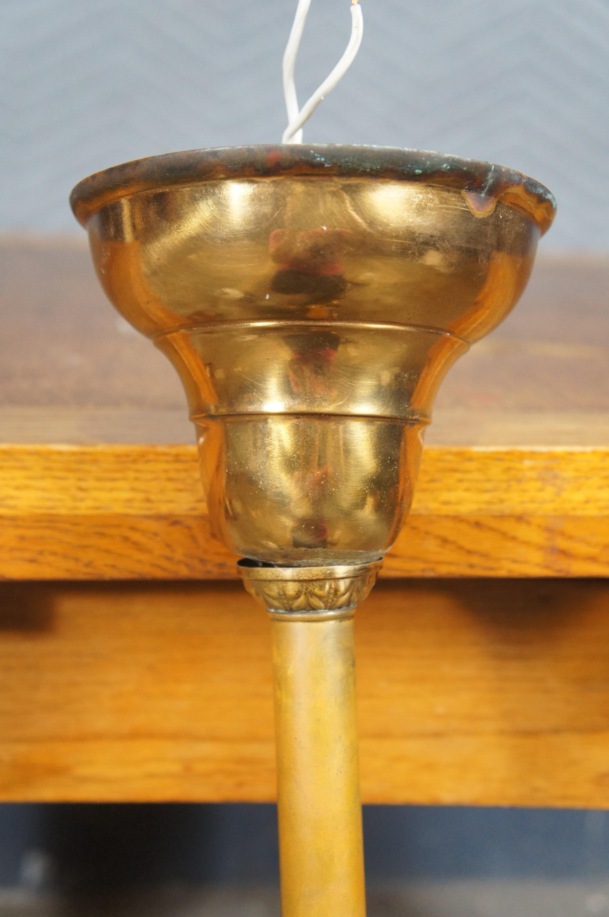 XIXe siècle Lustre victorien ancien en laiton recouvert à trois bras de lampe à huile en verre 34