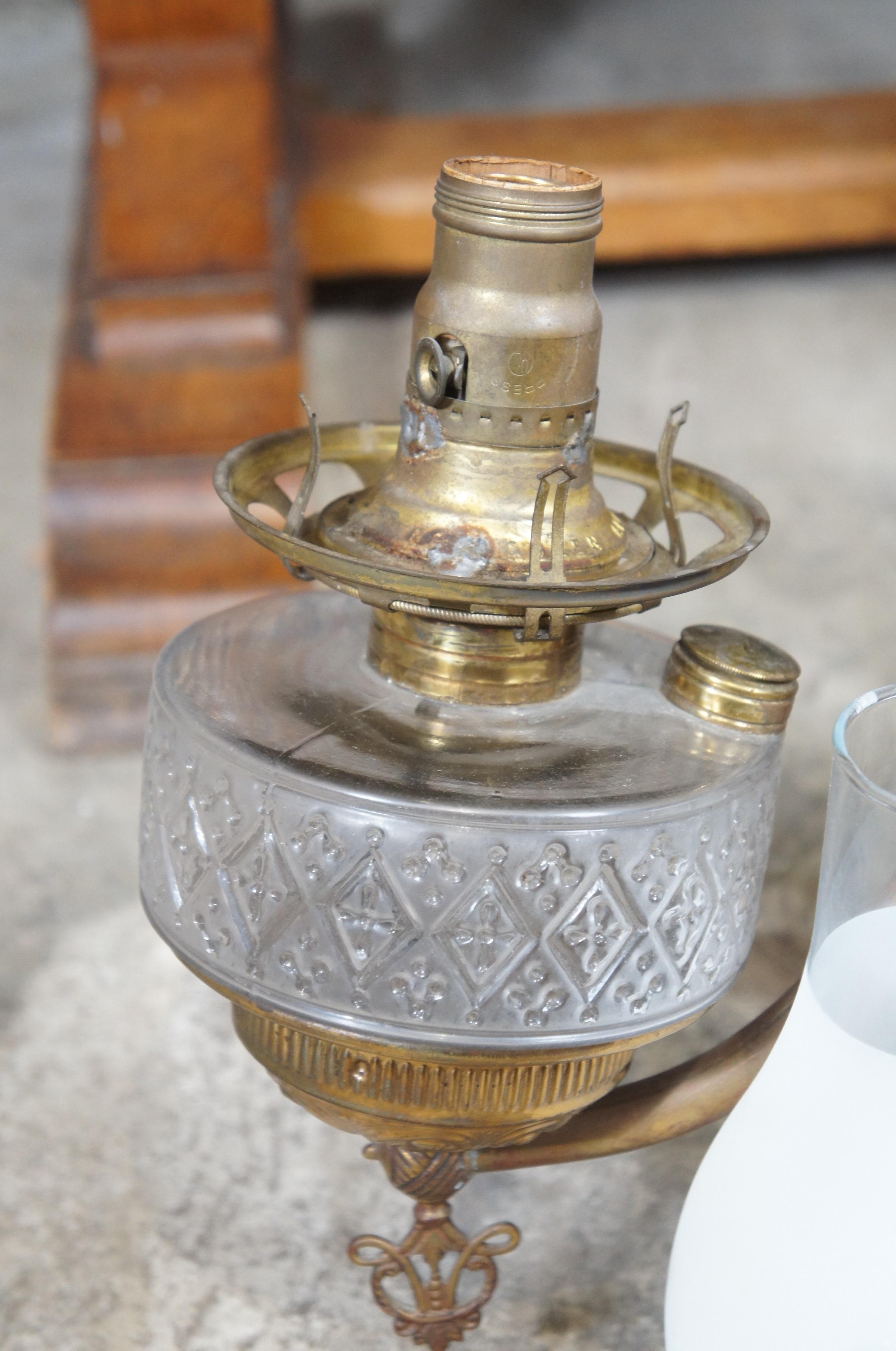 Laiton Lustre victorien ancien en laiton recouvert à trois bras de lampe à huile en verre 34