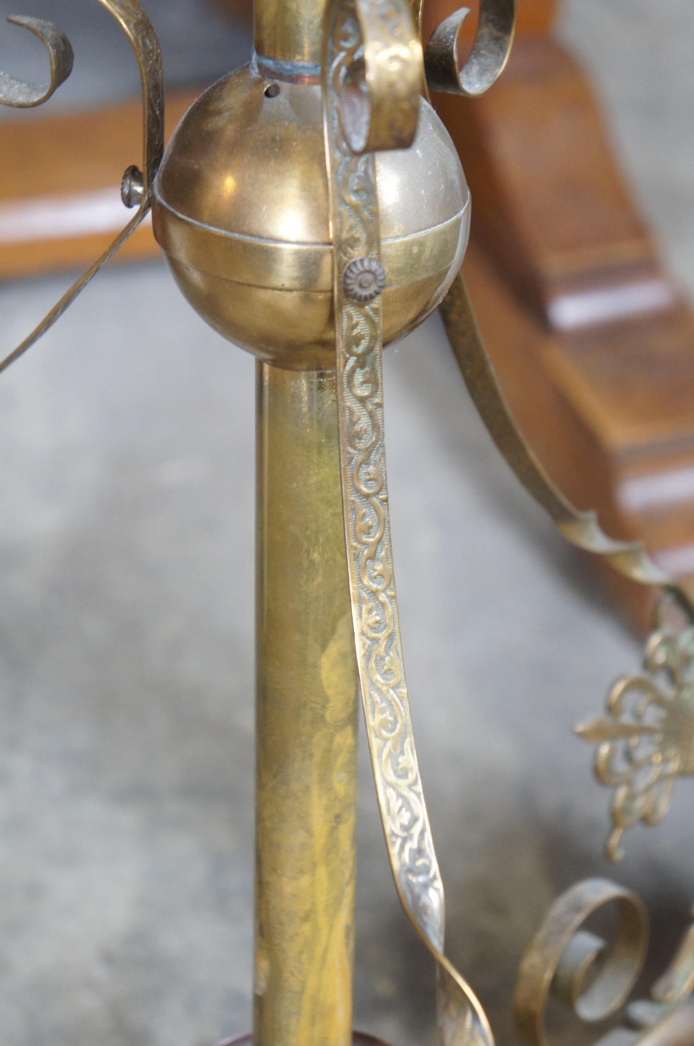 Lustre victorien ancien en laiton recouvert à trois bras de lampe à huile en verre 34