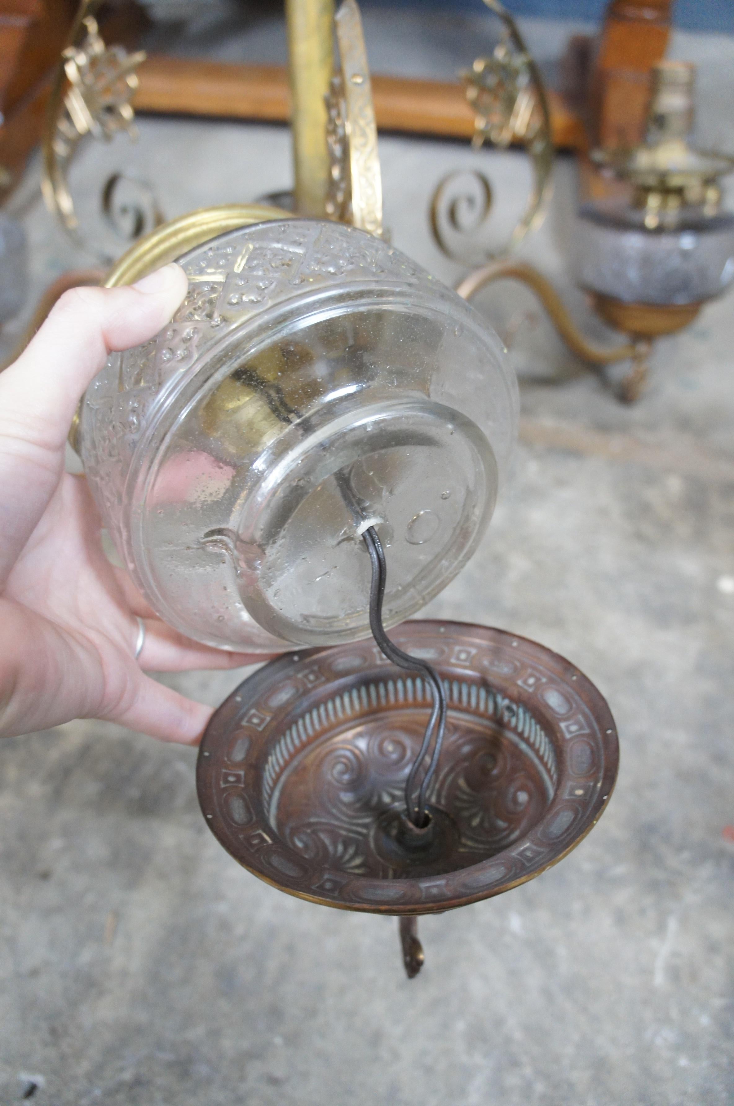 Lustre victorien ancien en laiton recouvert à trois bras de lampe à huile en verre 34
