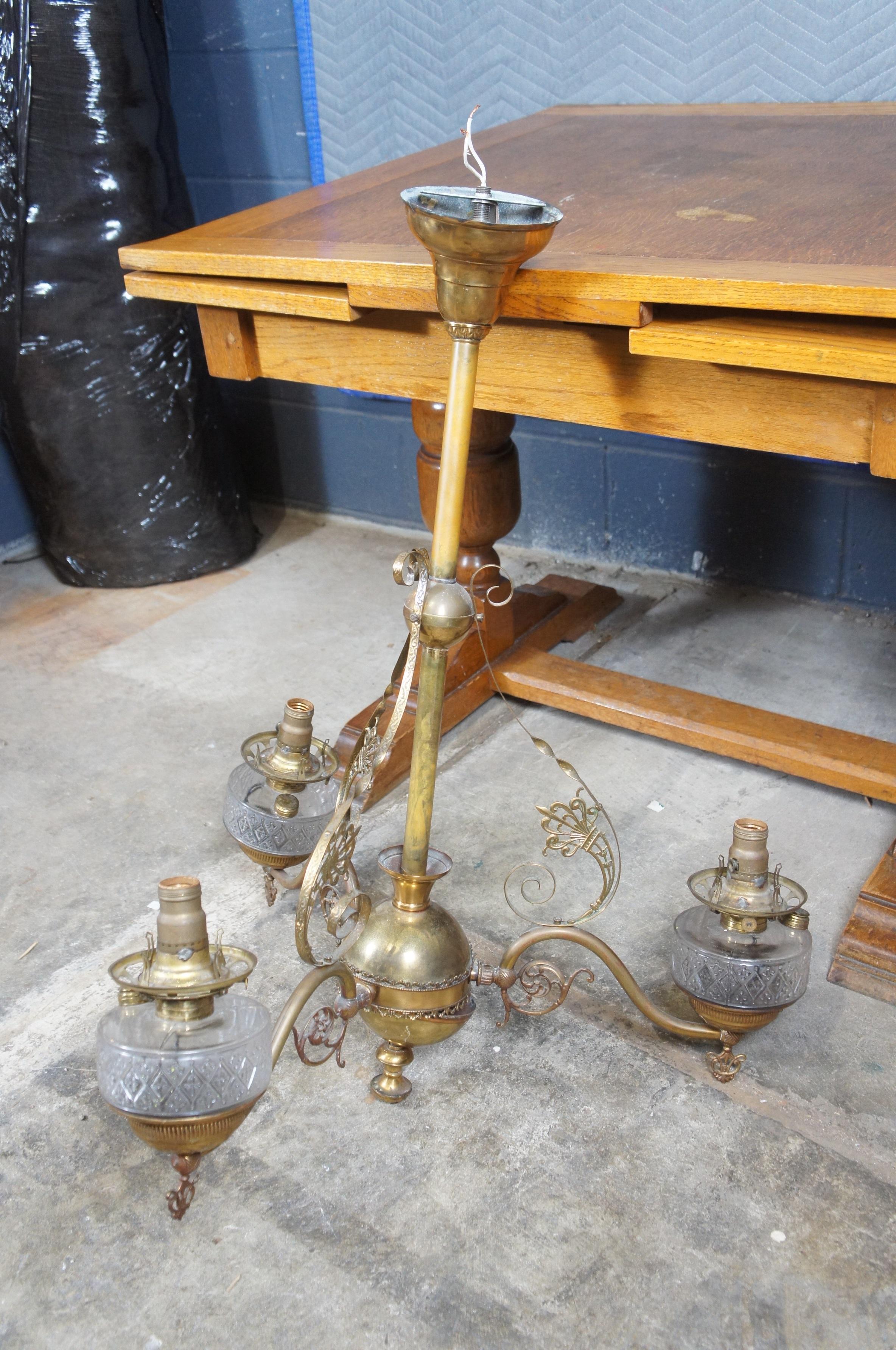 Lustre victorien ancien en laiton recouvert à trois bras de lampe à huile en verre 34