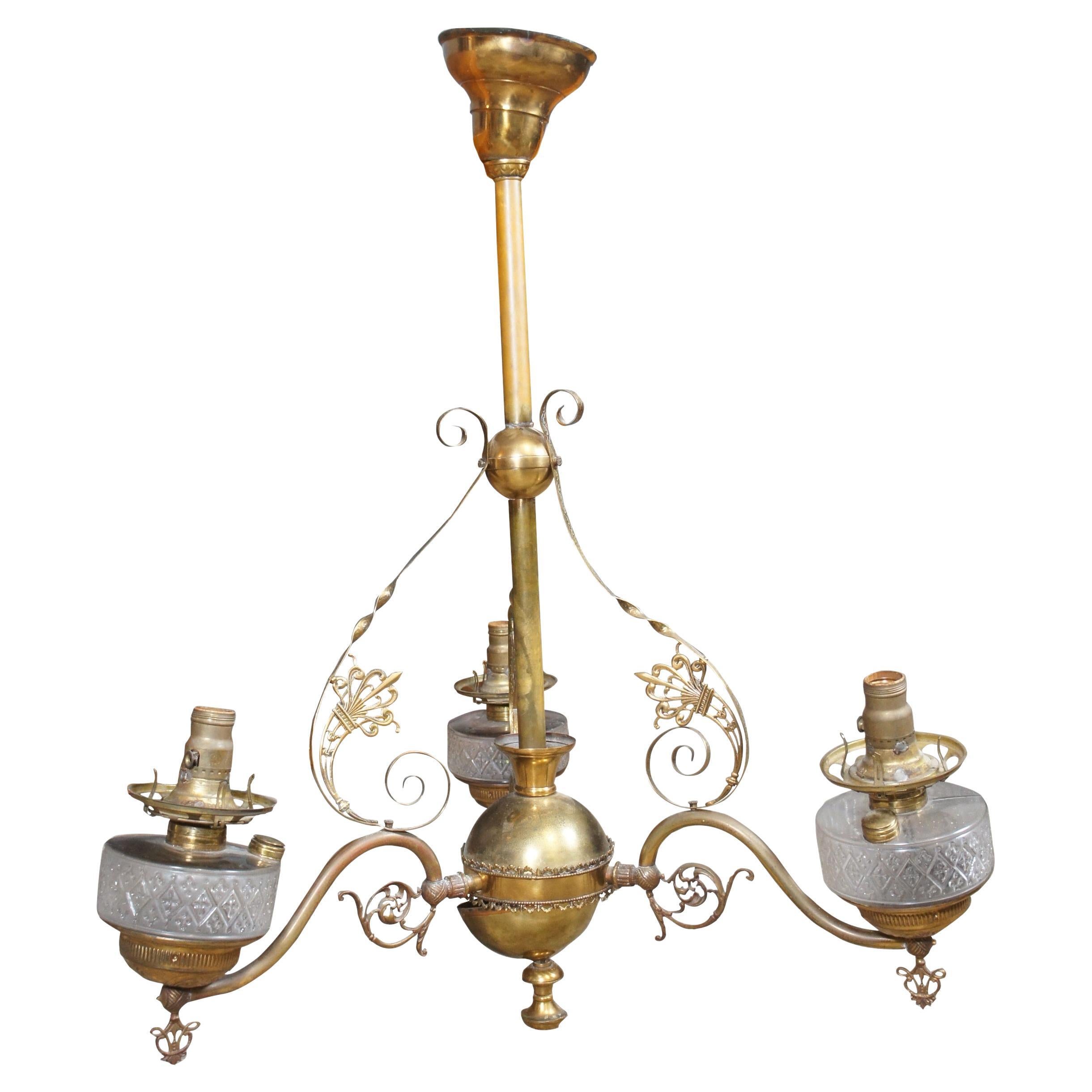 Lustre victorien ancien en laiton recouvert à trois bras de lampe à huile en verre 34". en vente