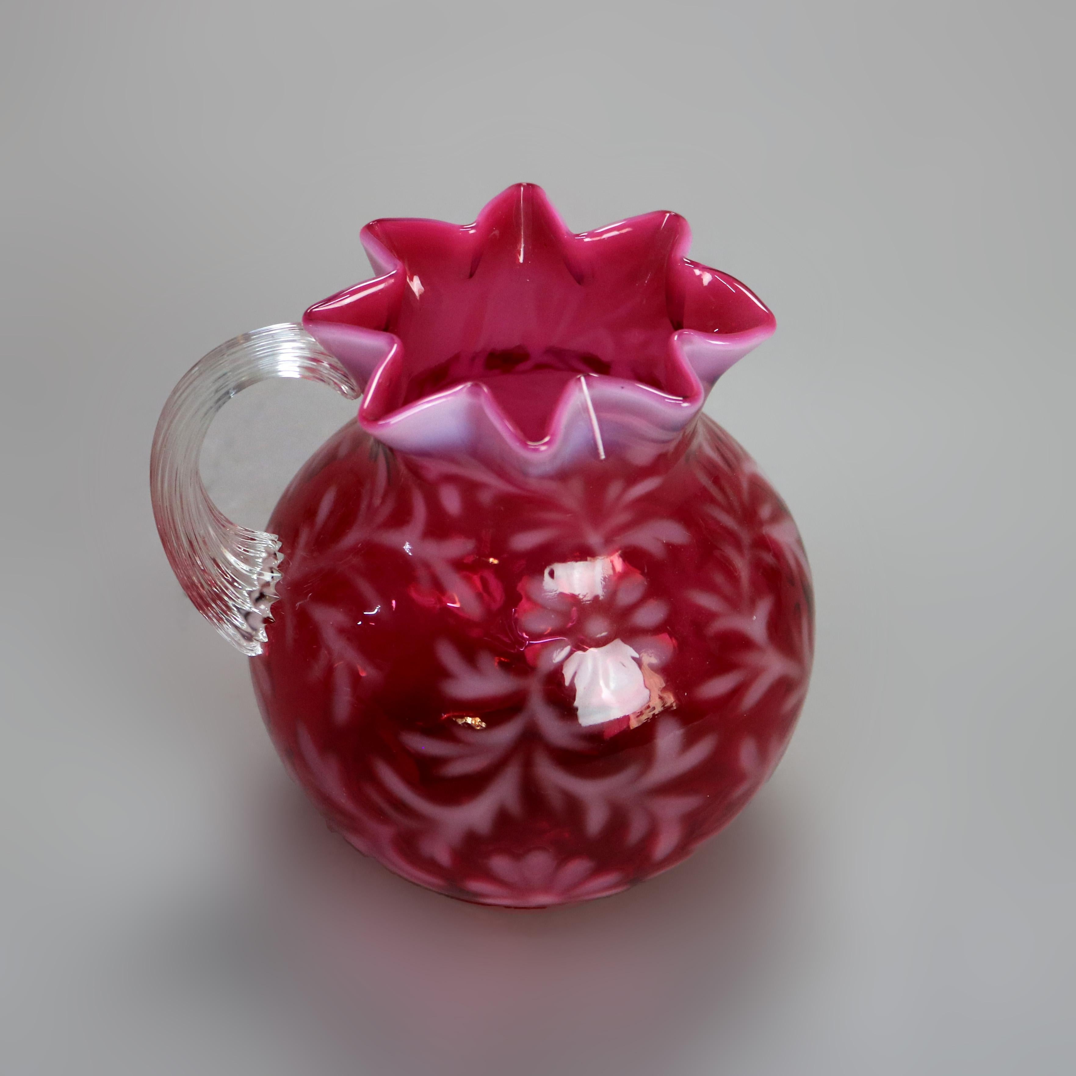 Pichet victorien ancien en verre à canneberge et opalescent avec bord à volants et poignée appliquée C1900

Dimensions - 6,5 