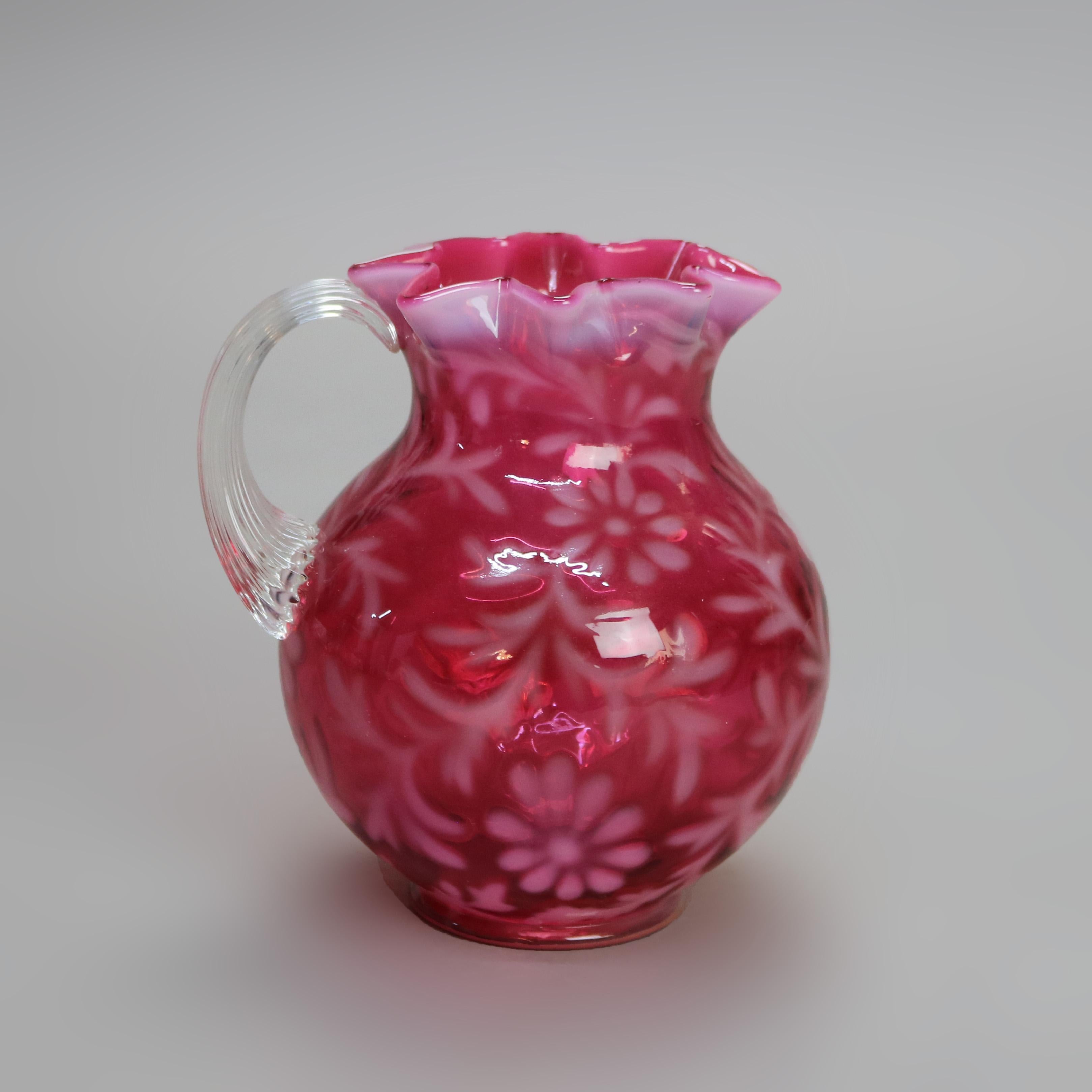 Pichet victorien ancien en verre canneberge et opalescent avec bord à volants C1900 Bon état - En vente à Big Flats, NY