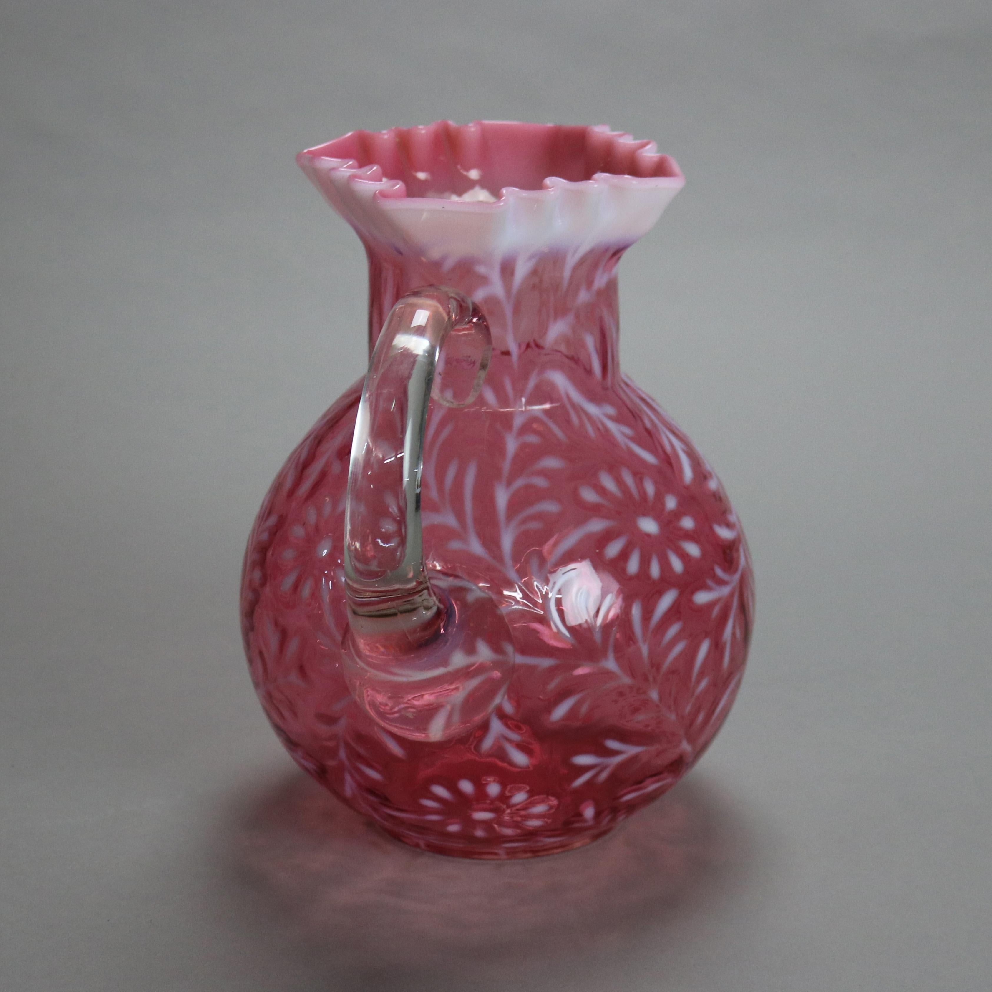 Pichet victorien ancien en verre canneberge et opalescent avec bord à volants C1900 Bon état - En vente à Big Flats, NY