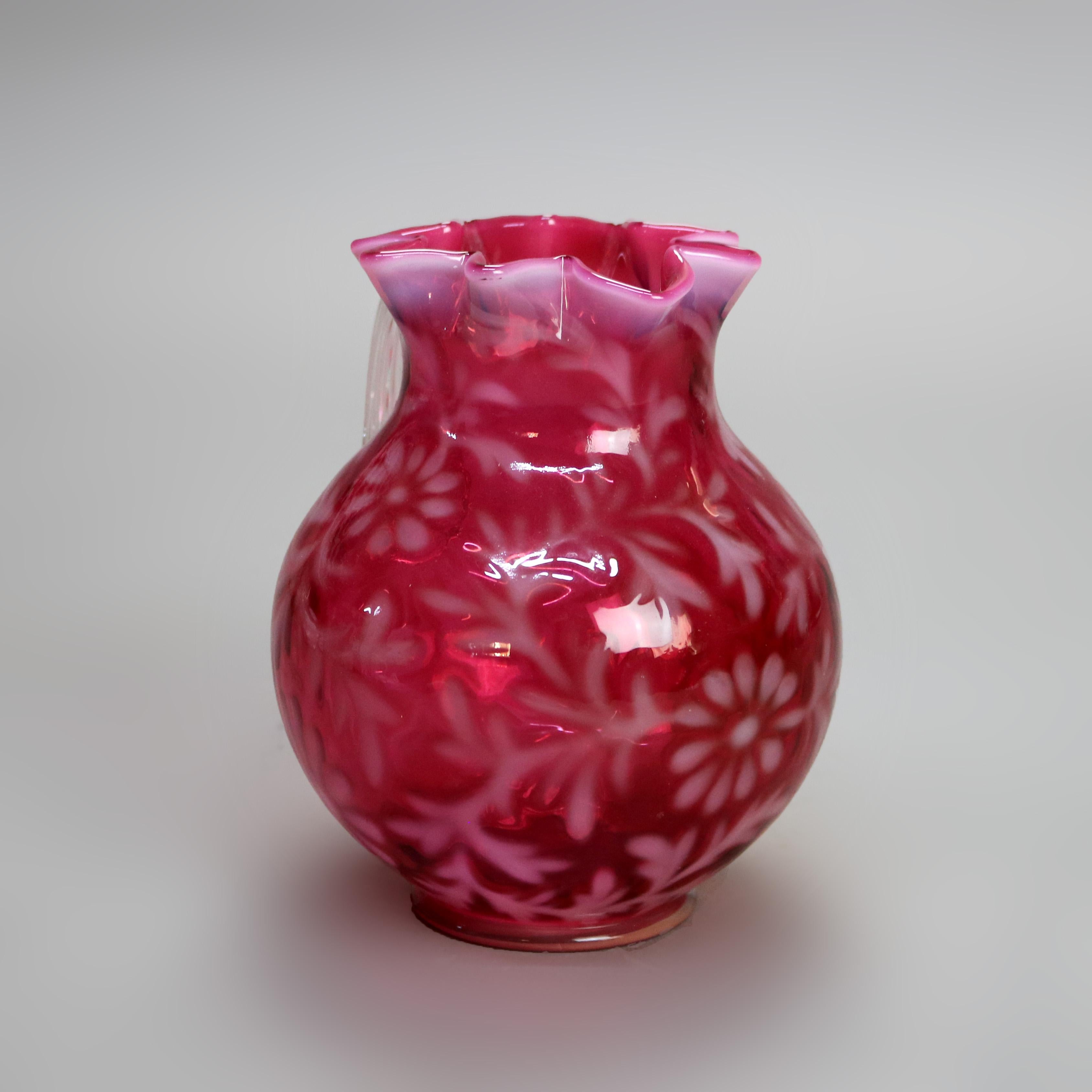 20ième siècle Pichet victorien ancien en verre canneberge et opalescent avec bord à volants C1900 en vente