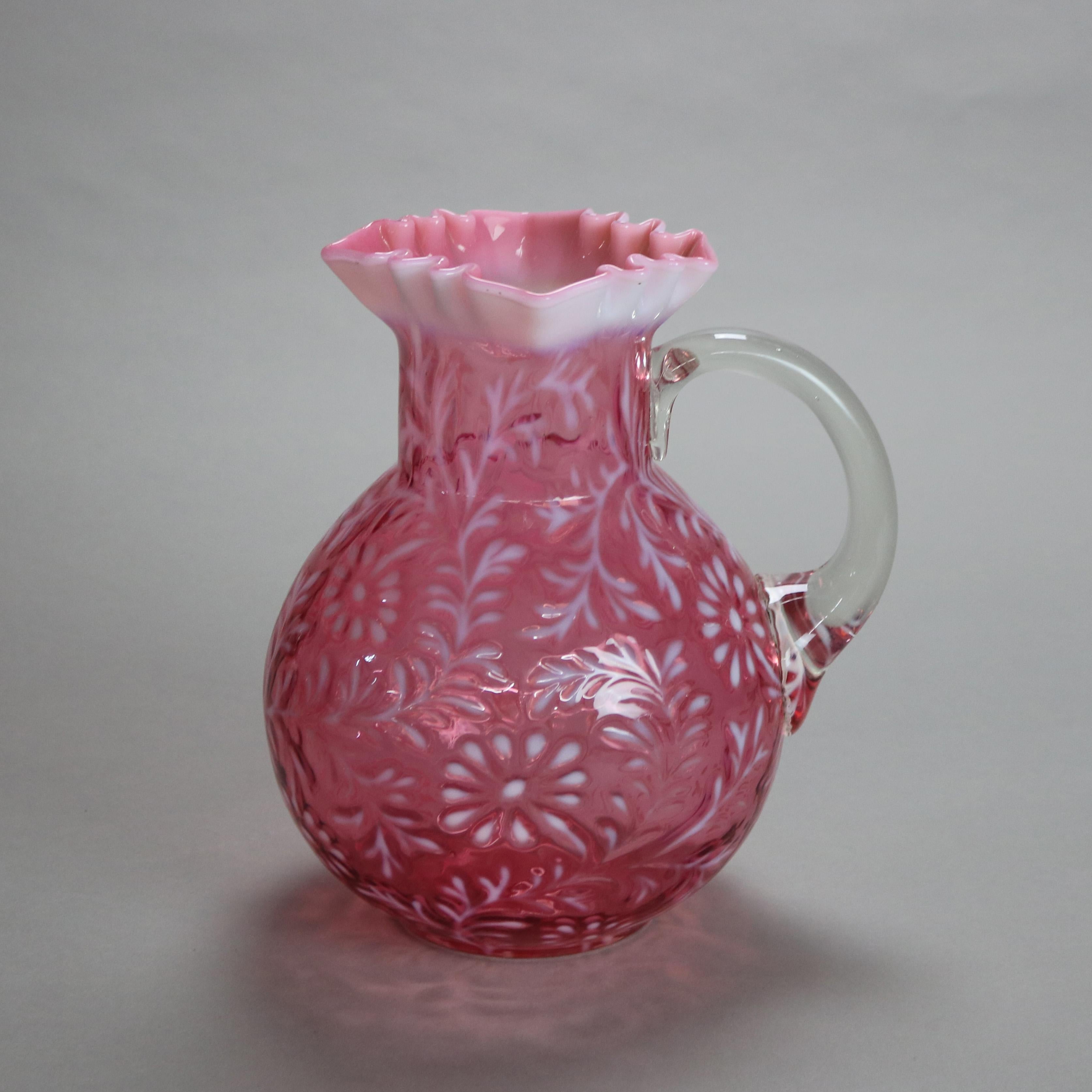 20ième siècle Pichet victorien ancien en verre canneberge et opalescent avec bord à volants C1900 en vente