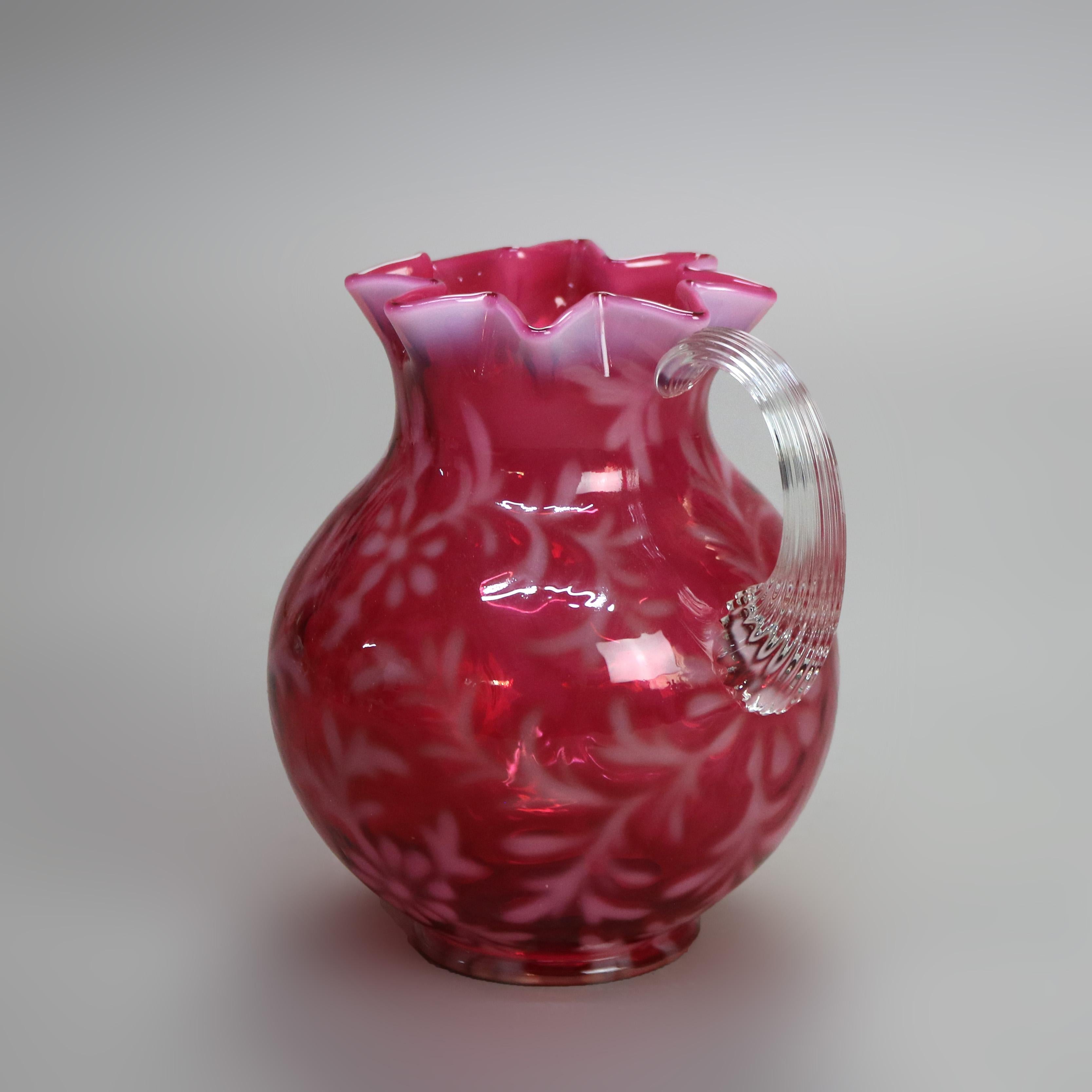 Verre Pichet victorien ancien en verre canneberge et opalescent avec bord à volants C1900 en vente