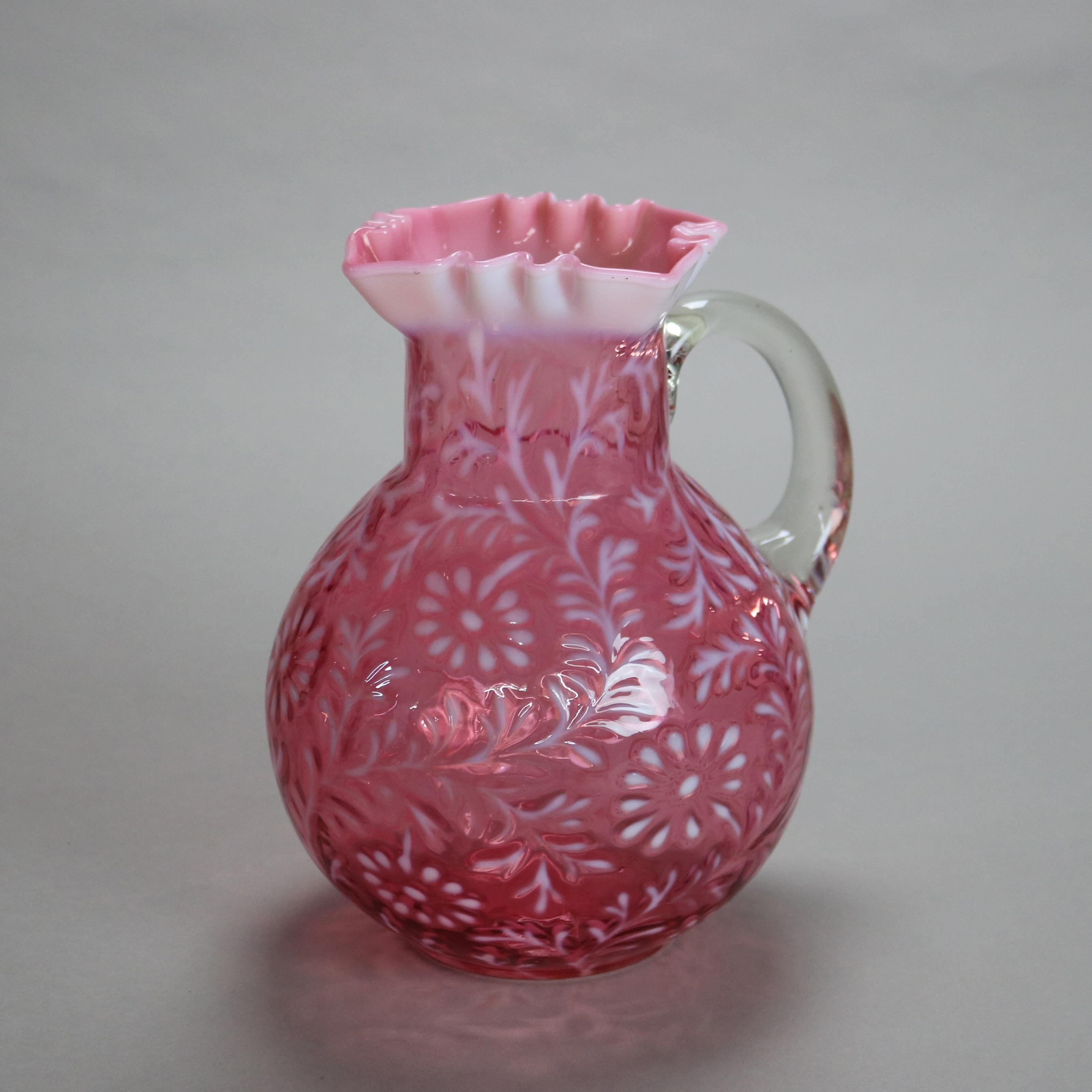 Verre Pichet victorien ancien en verre canneberge et opalescent avec bord à volants C1900 en vente