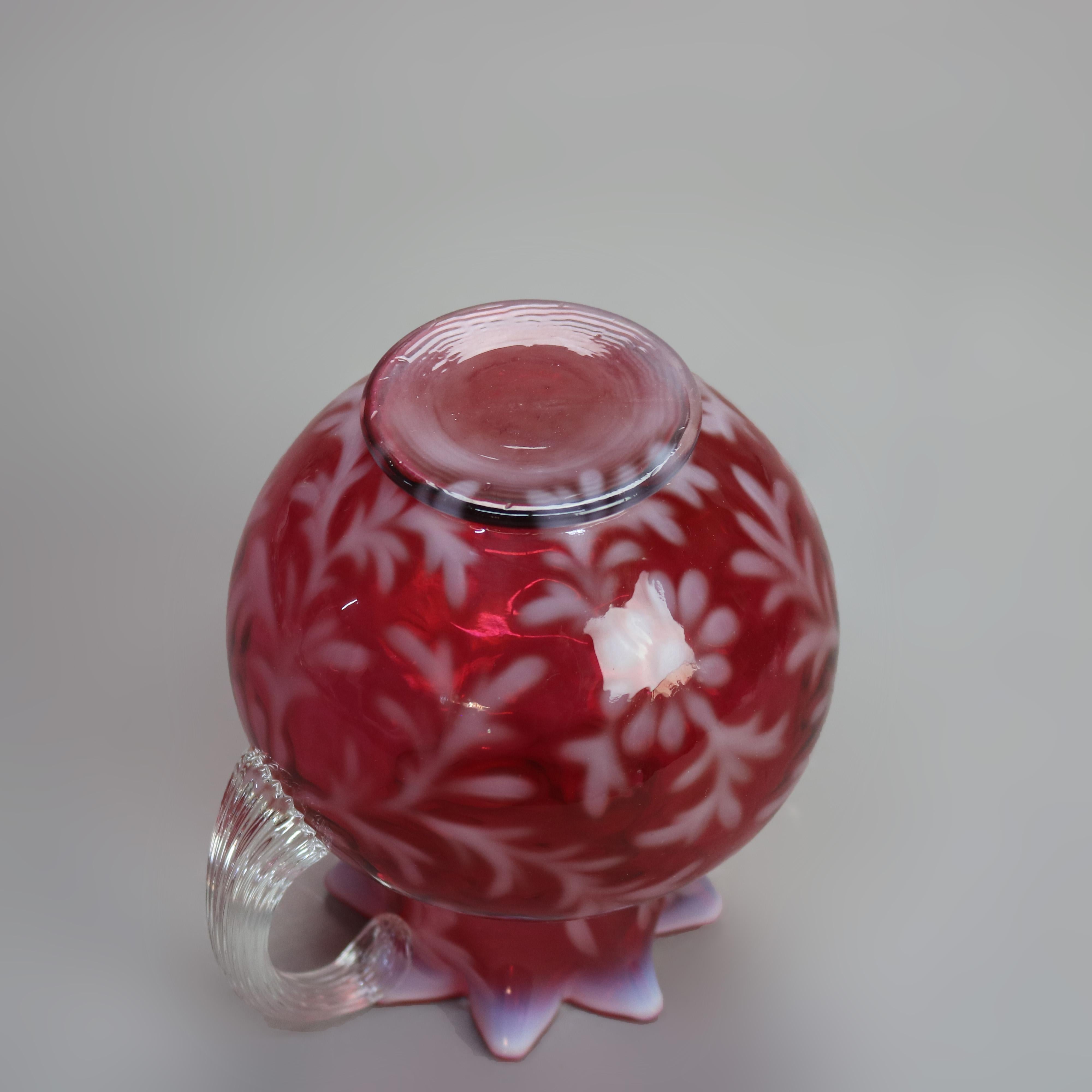 Pichet victorien ancien en verre canneberge et opalescent avec bord à volants C1900 en vente 1
