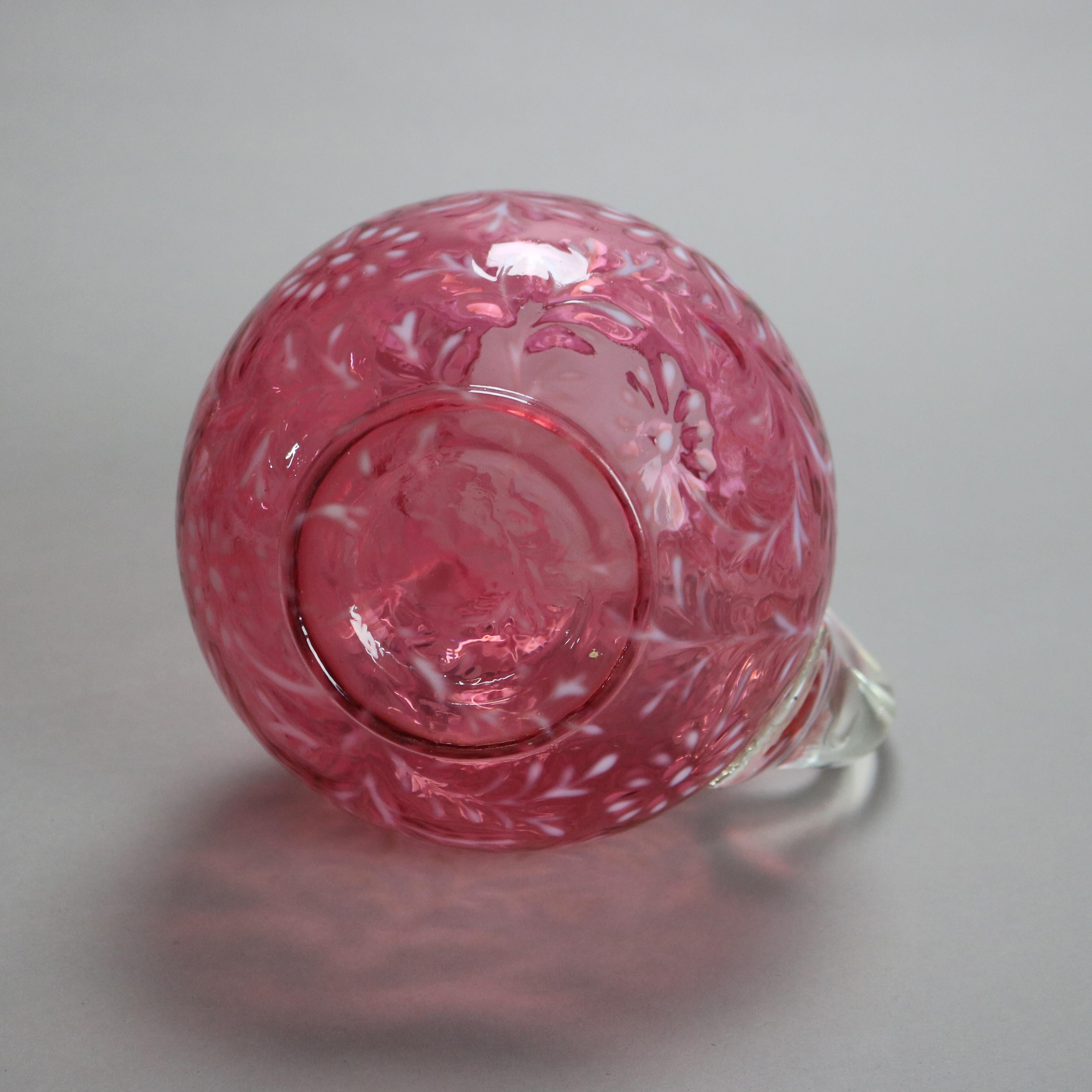 Pichet victorien ancien en verre canneberge et opalescent avec bord à volants C1900 en vente 1
