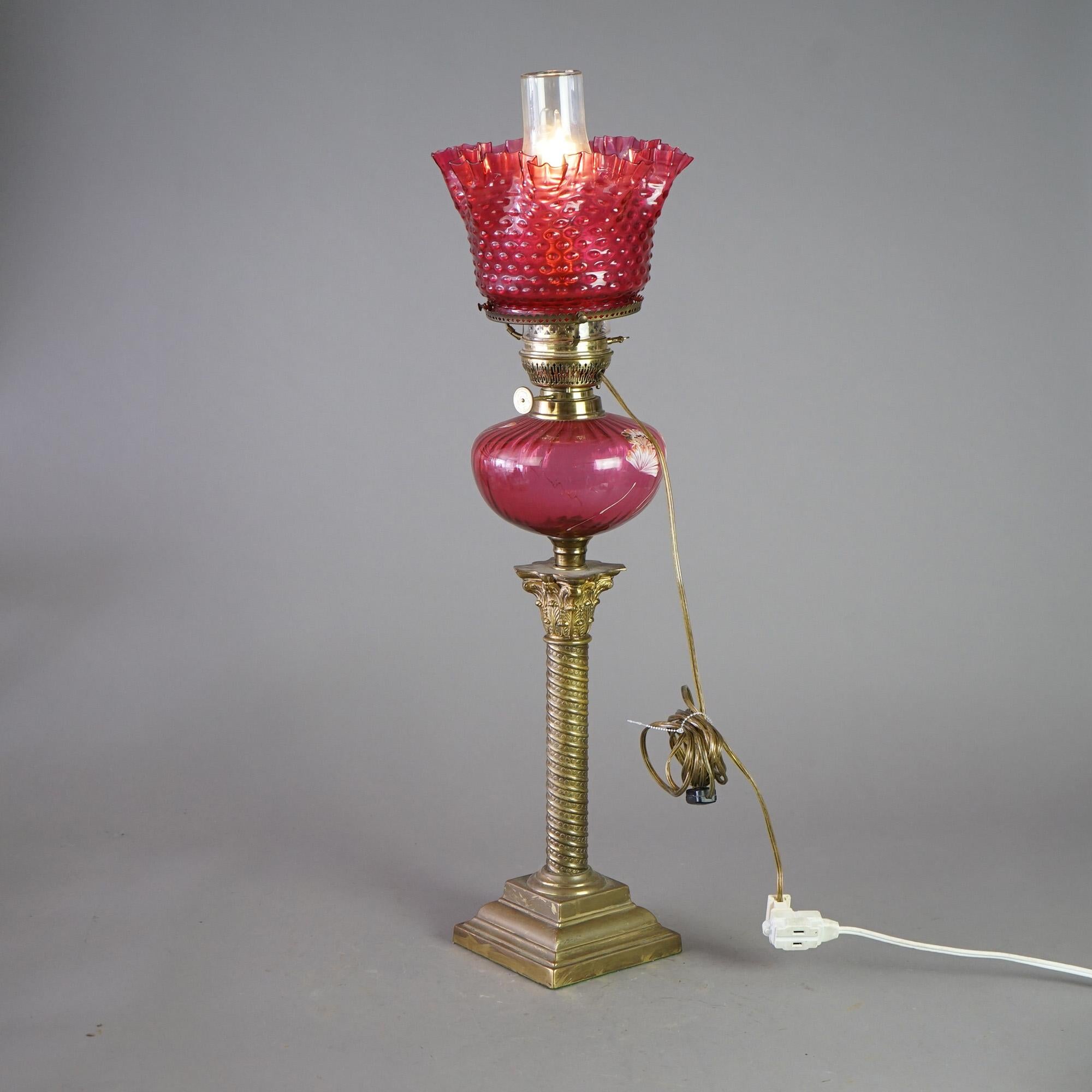Antike viktorianische Bankettlampe aus Preiselbeerglas und Messing aus Messing, um 1890 (amerikanisch) im Angebot