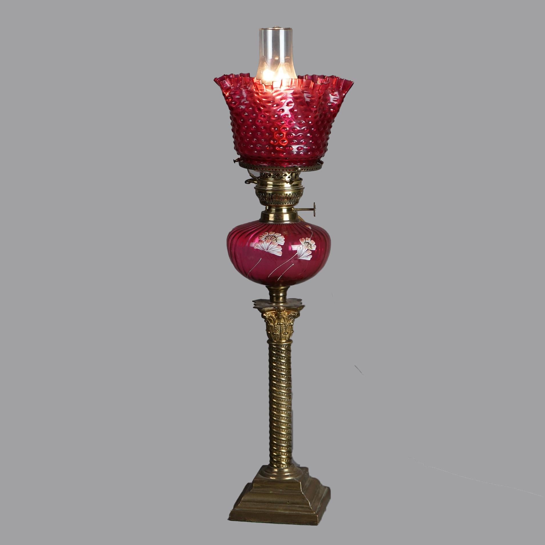 Antike viktorianische Bankettlampe aus Preiselbeerglas und Messing aus Messing, um 1890 im Zustand „Gut“ im Angebot in Big Flats, NY