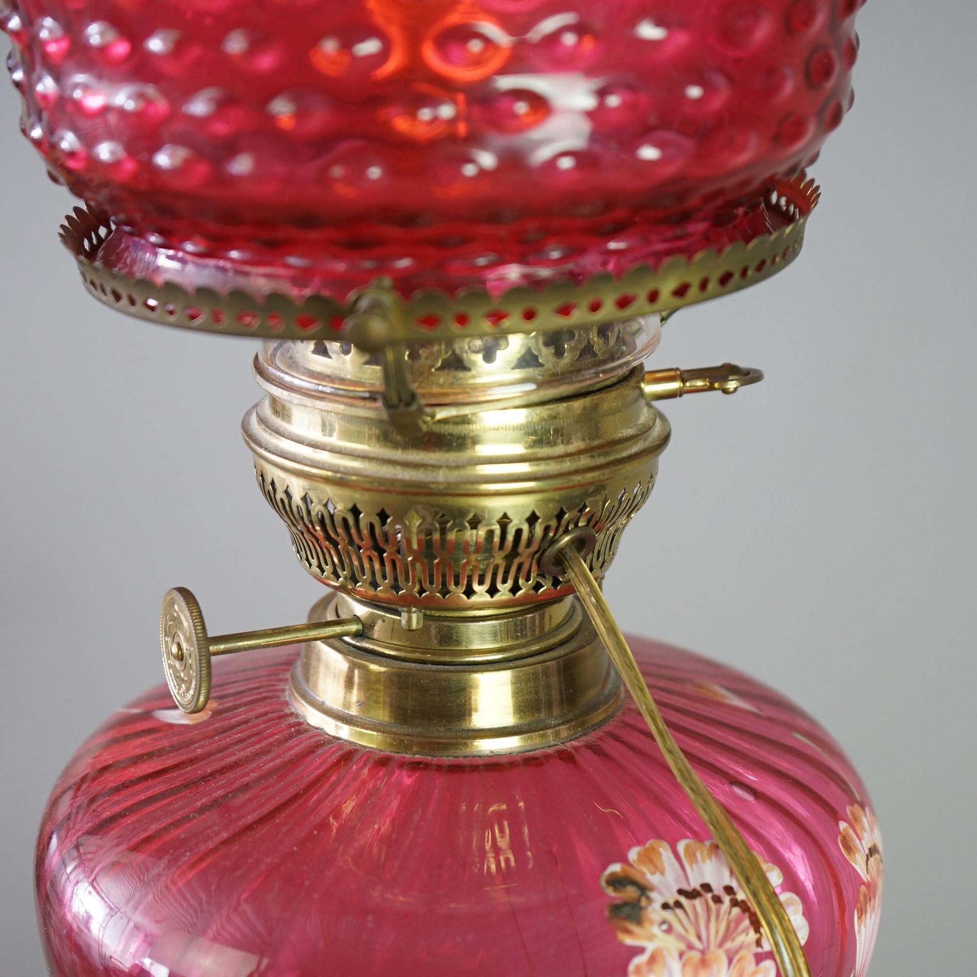 Antike viktorianische Bankettlampe aus Preiselbeerglas und Messing aus Messing, um 1890 im Angebot 1