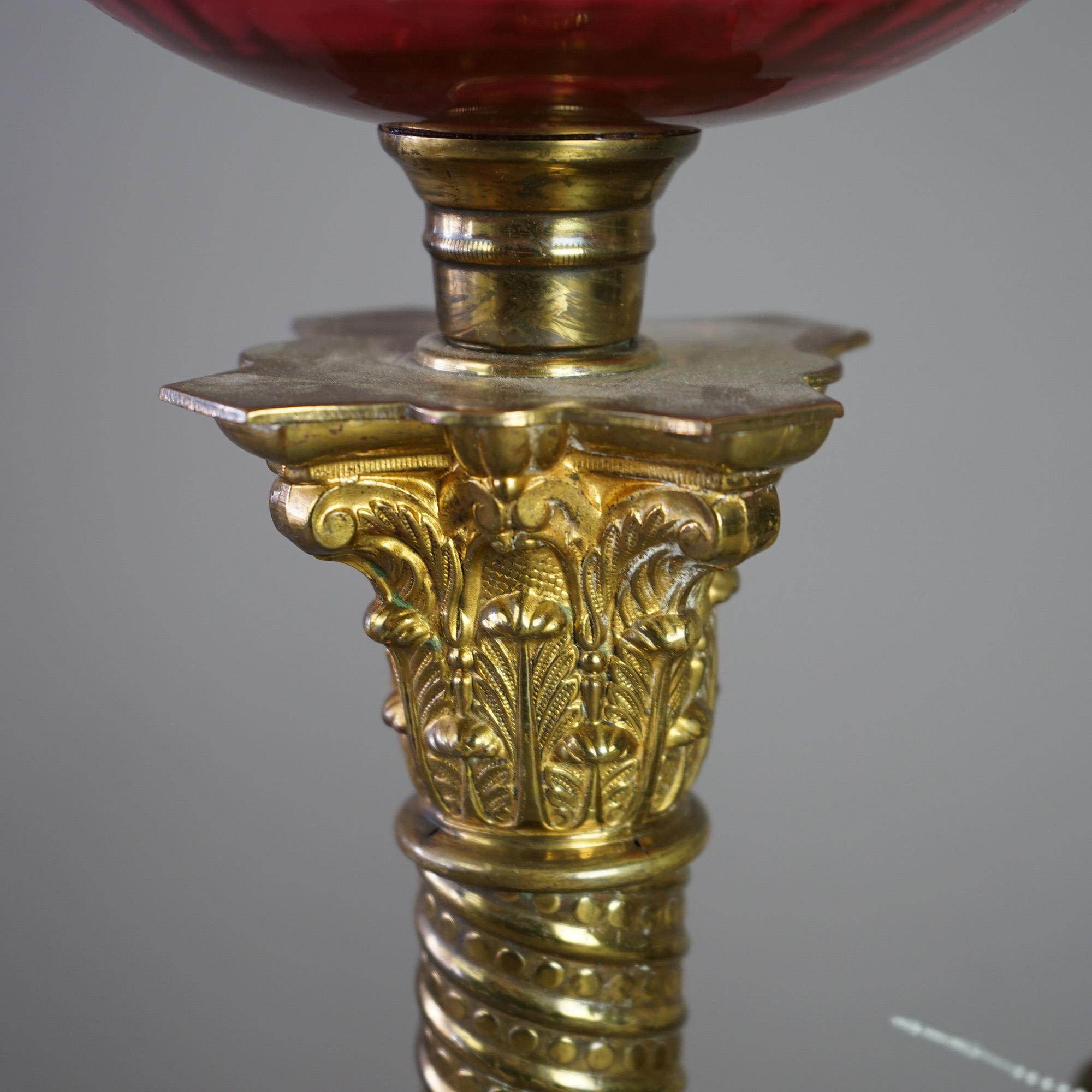 Antike viktorianische Bankettlampe aus Preiselbeerglas und Messing aus Messing, um 1890 im Angebot 2
