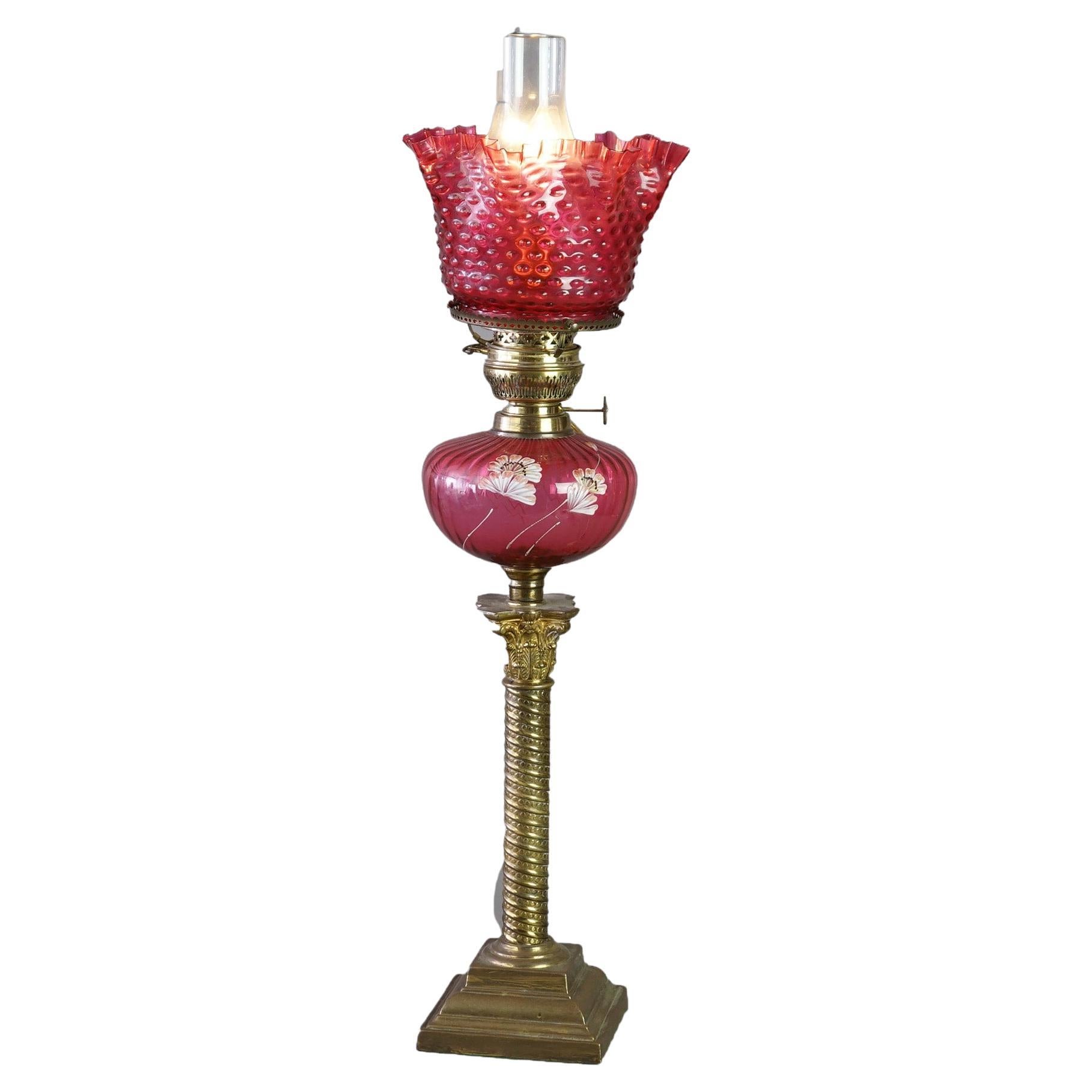 Antike viktorianische Bankettlampe aus Preiselbeerglas und Messing aus Messing, um 1890 im Angebot