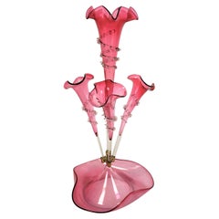 Épergne ou centre de table victorien ancien en verre canneberge à quatre trompettes