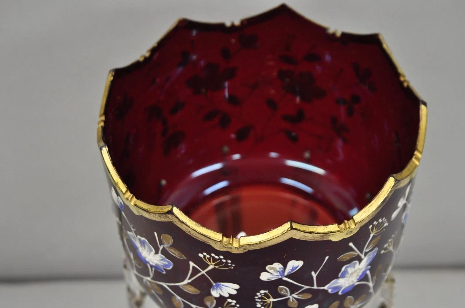 Antiguo Jarrón Victoriano de Cristal de Arándano Pintado a Mano para Mantel con Cristales en venta 6