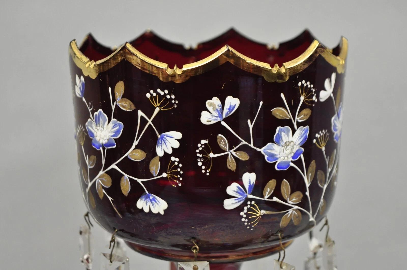 Antiguo Jarrón Victoriano de Cristal de Arándano Pintado a Mano para Mantel con Cristales en Bueno estado para la venta en Philadelphia, PA