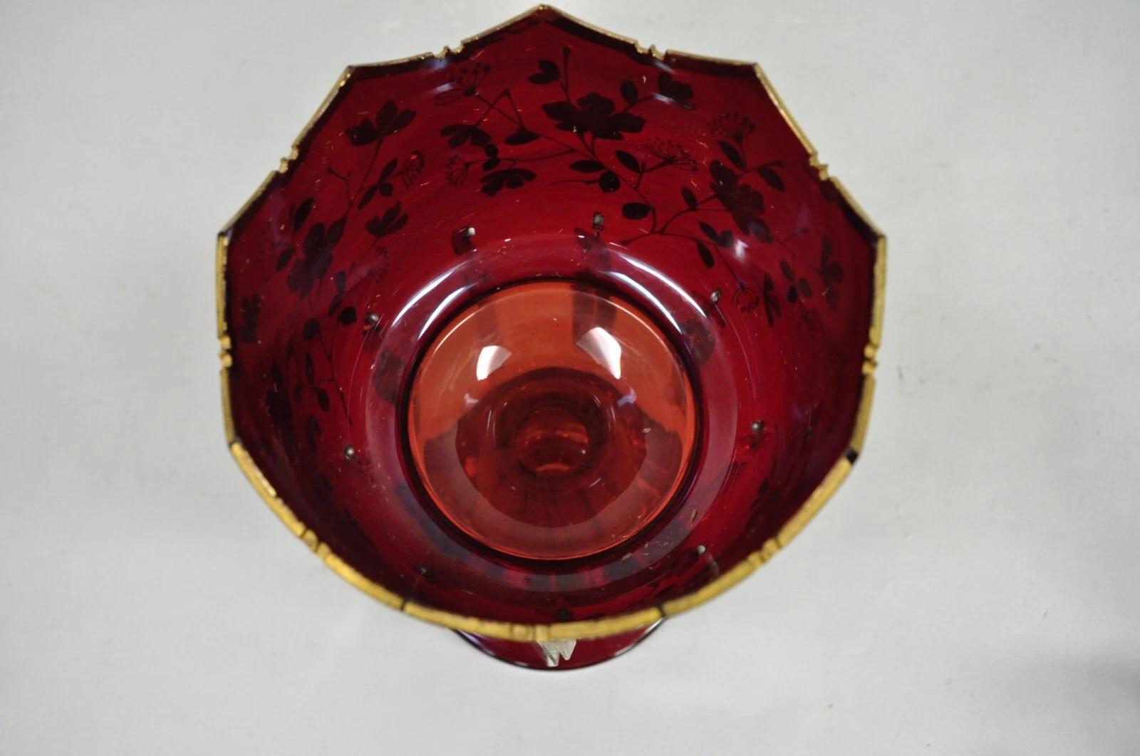 Antiguo Jarrón Victoriano de Cristal de Arándano Pintado a Mano para Mantel con Cristales siglo XX en venta