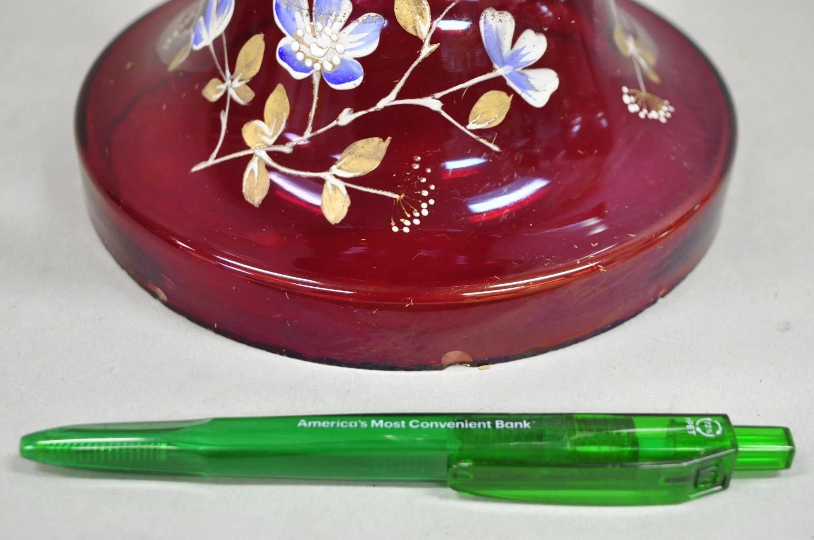 Antiguo Jarrón Victoriano de Cristal de Arándano Pintado a Mano para Mantel con Cristales en venta 1