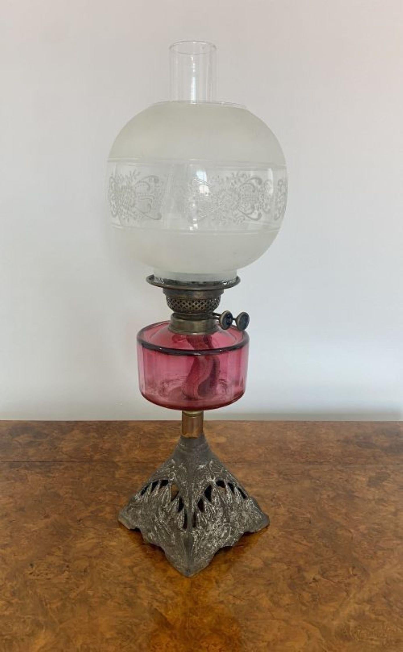 Victorien Lampe à huile victorienne ancienne en verre canneberge en vente