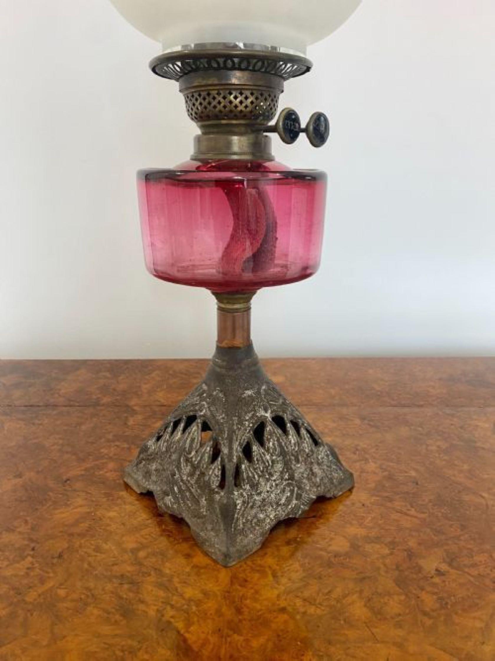 Lampe à huile victorienne ancienne en verre canneberge Bon état - En vente à Ipswich, GB