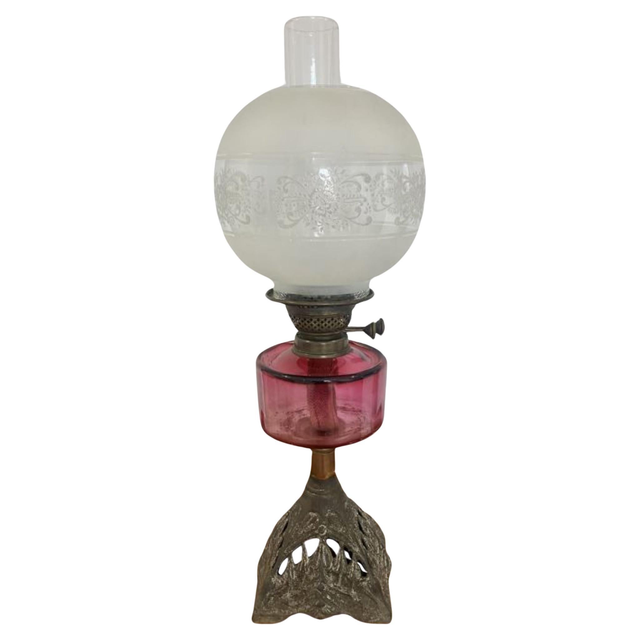 Lampe à huile victorienne ancienne en verre canneberge en vente