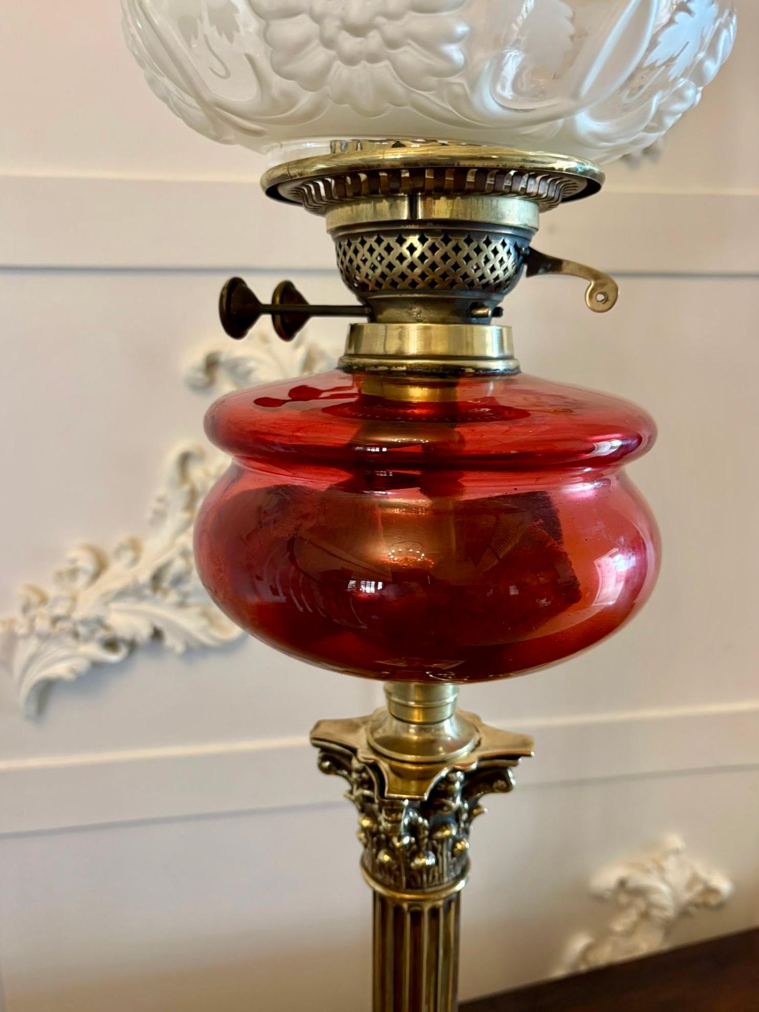 Antike viktorianische Preiselbeerglas-Öllampe auf korinthischer Säule aus Messing im Angebot 4