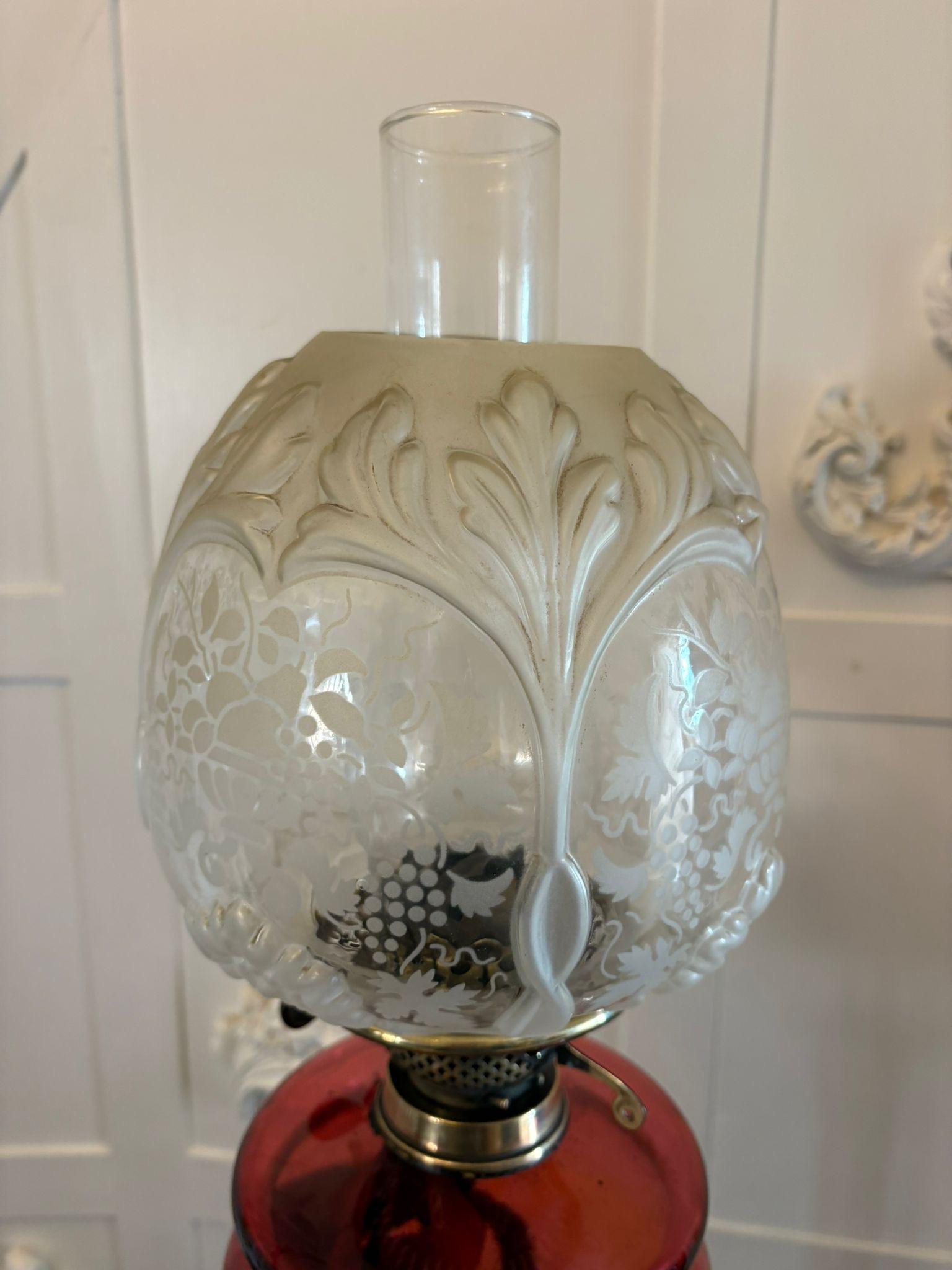 Antike viktorianische Preiselbeerglas-Öllampe auf korinthischer Säule aus Messing (Viktorianisch) im Angebot