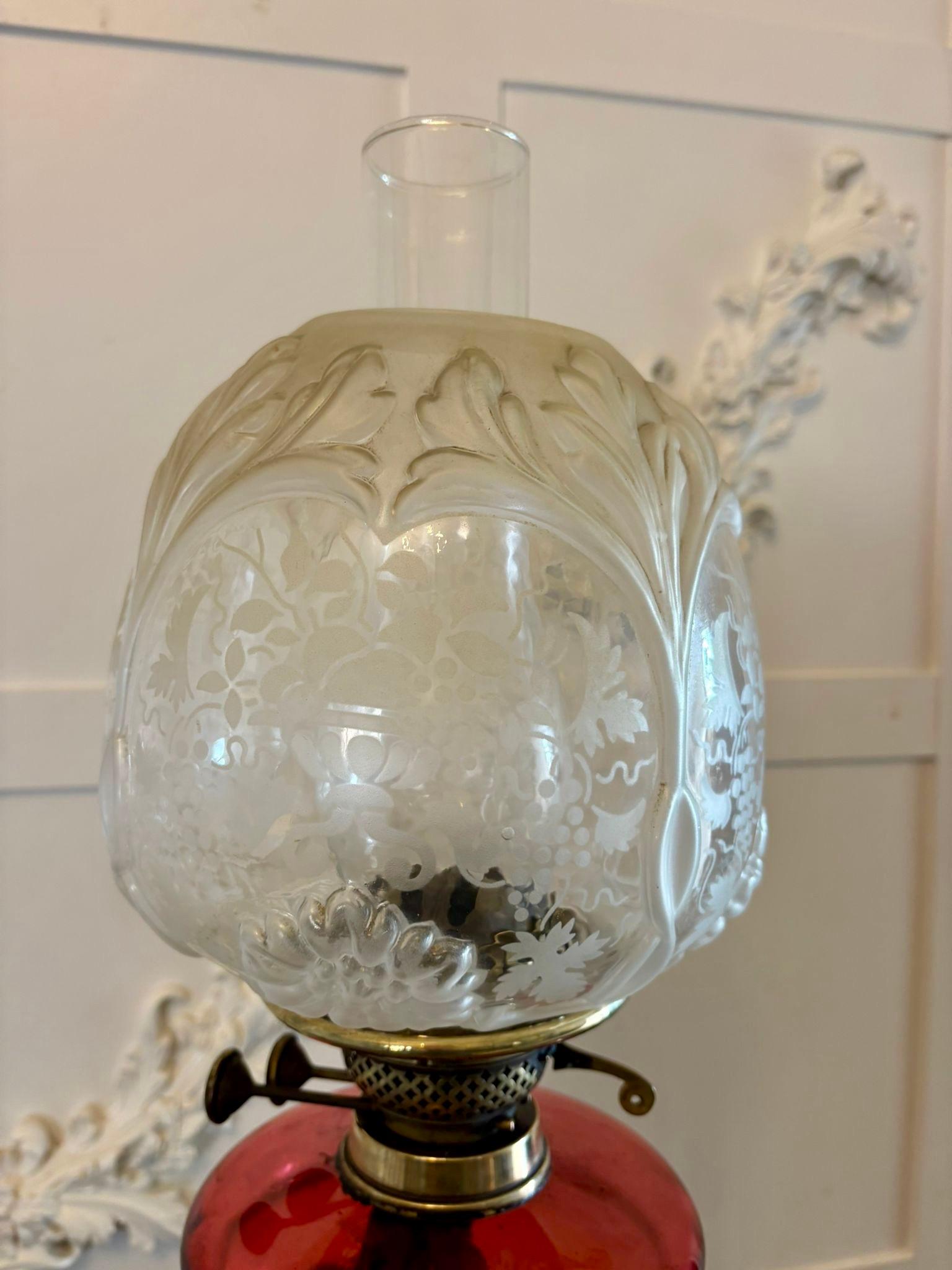 Antike viktorianische Preiselbeerglas-Öllampe auf korinthischer Säule aus Messing (Englisch) im Angebot